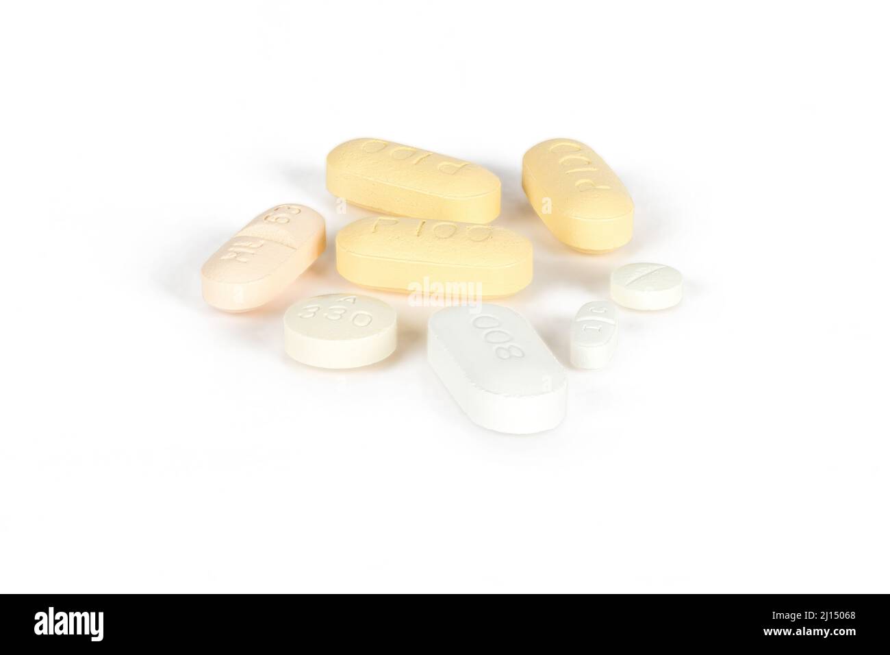 Auswahl von Pillen und Tabletten auf weißem Hintergrund - Prophylaxepillen für Krebspatienten Stockfoto