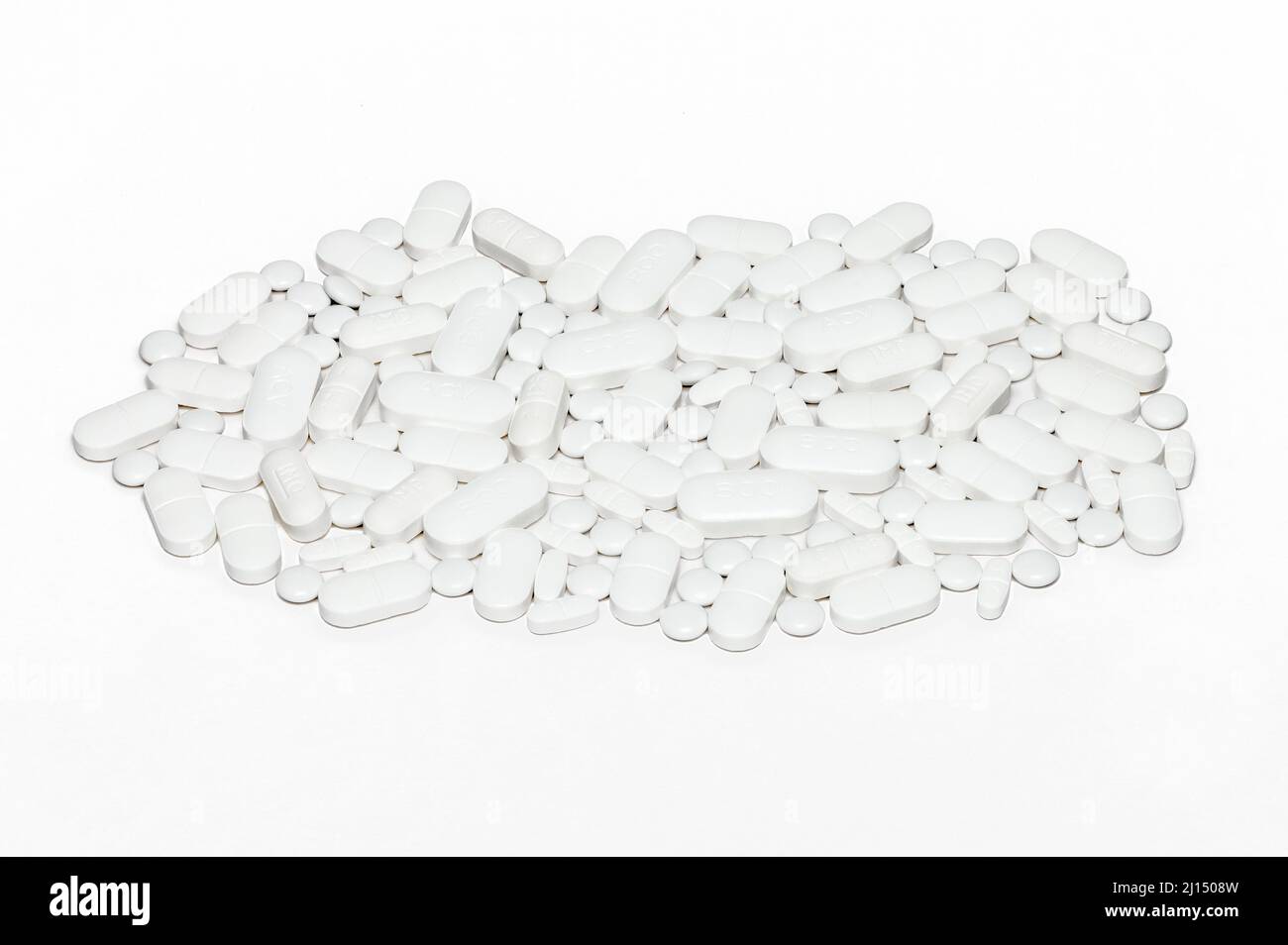 Auswahl von Pillen und Tabletten auf reinem weißen Hintergrund, Platz für Kopie - Prophylaxe-Pillen für Krebspatienten Stockfoto