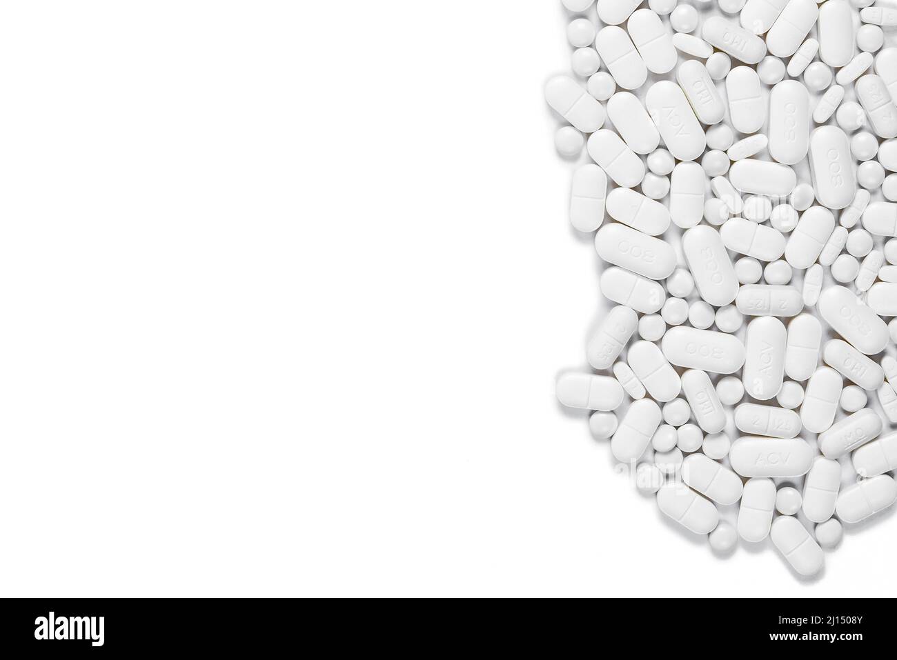 Auswahl von Pillen und Tabletten auf weißem Hintergrund, Platz für Kopien - Prophylaxe-Pillen für Krebspatienten Stockfoto