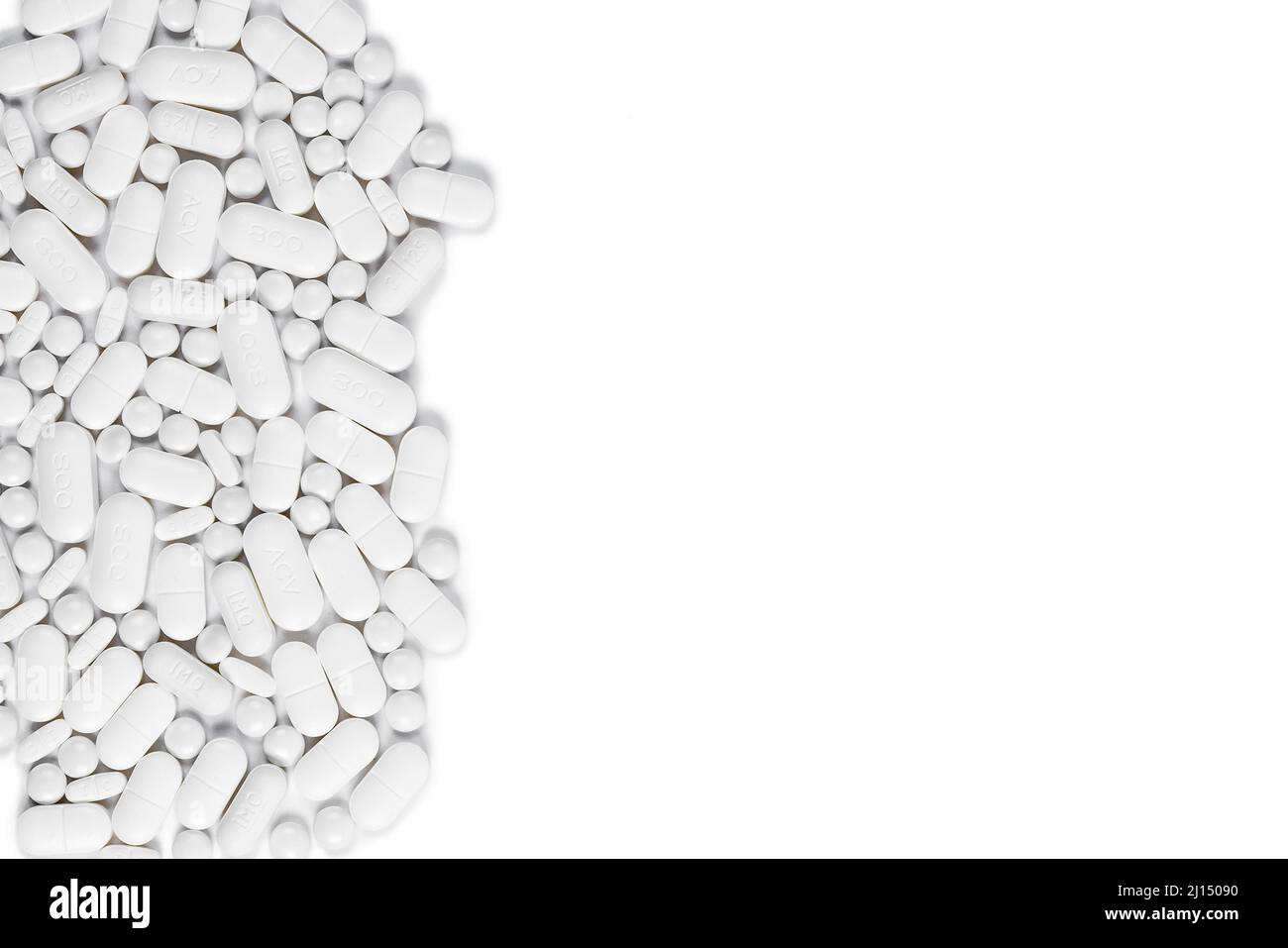 Auswahl von Pillen und Tabletten auf weißem Hintergrund, Platz für Kopien - Prophylaxe-Pillen für Krebspatienten Stockfoto