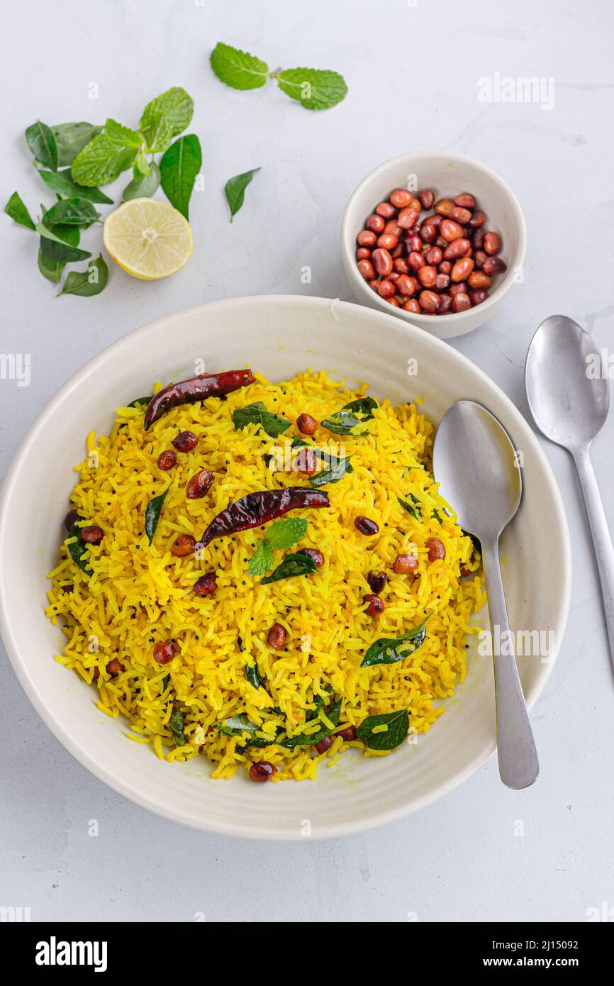 Südindisches Reisgericht mit Zitrone und Curry-Blättern Stockfoto