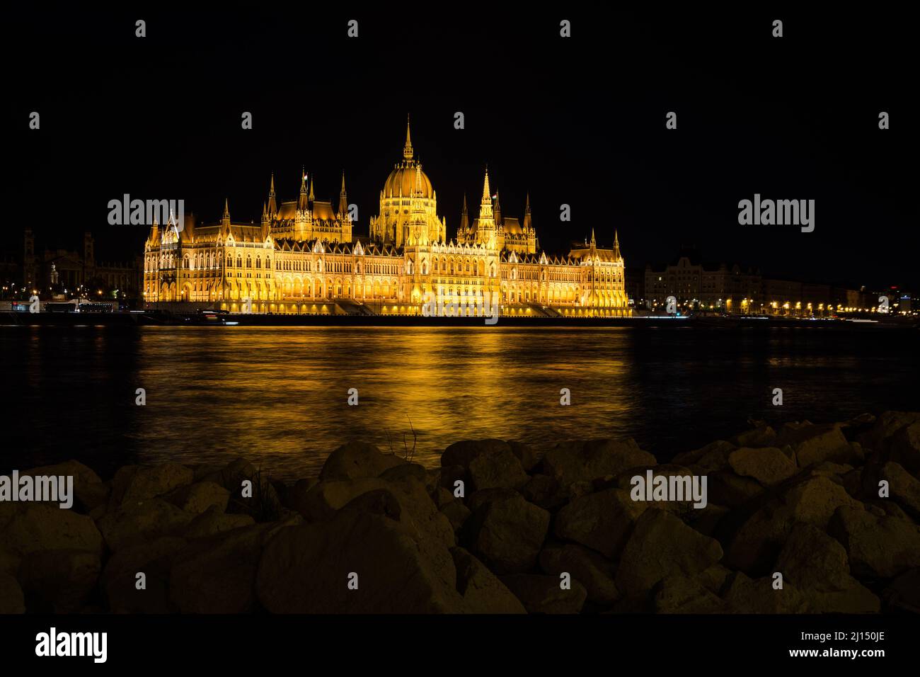 Ungarisches Parlament und Donau bei Nacht, Budapest, Ungarn Stockfoto