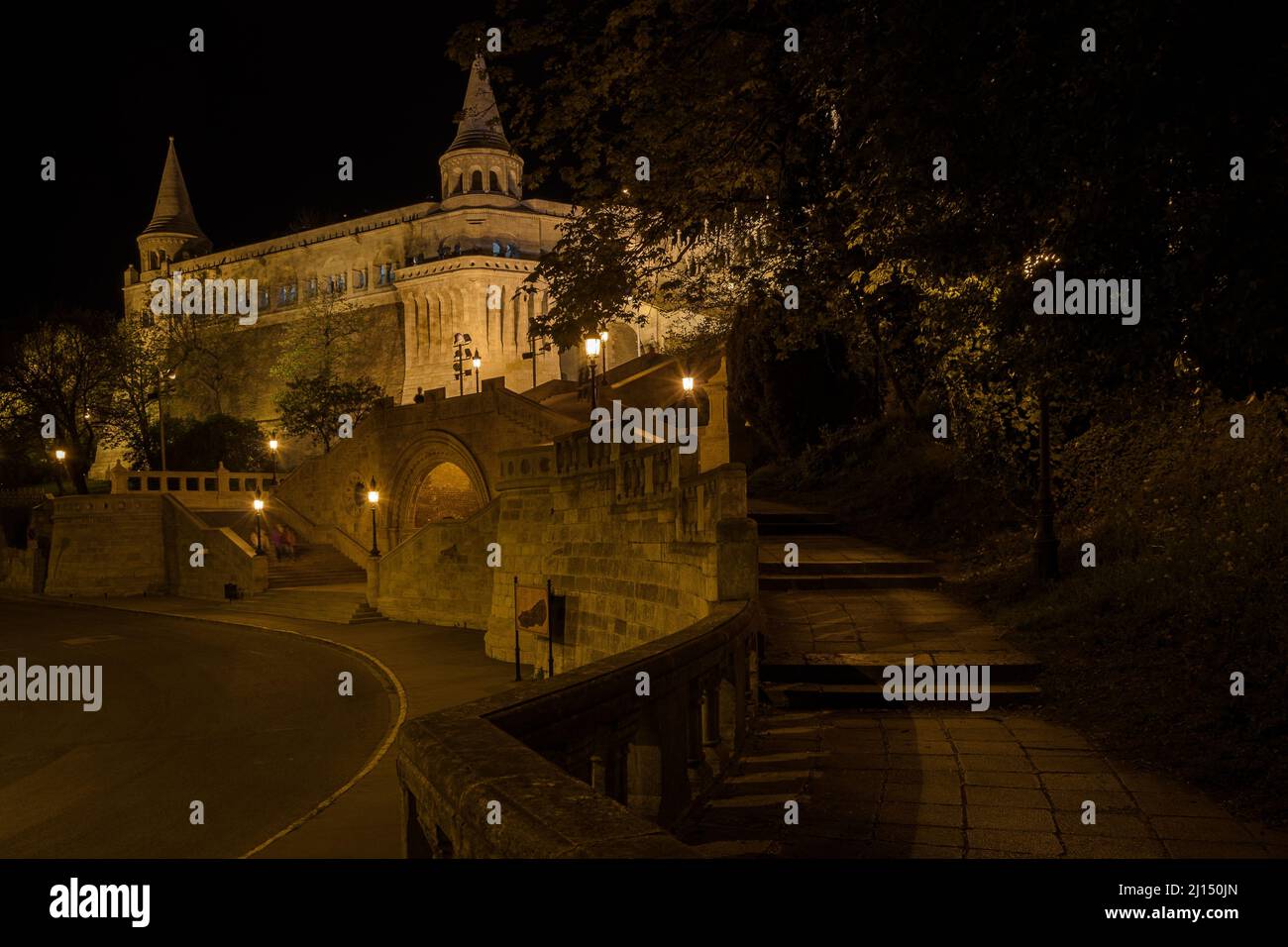 Fischerbastei im Burgviertel bei Nacht, Budapest, Ungarn Stockfoto