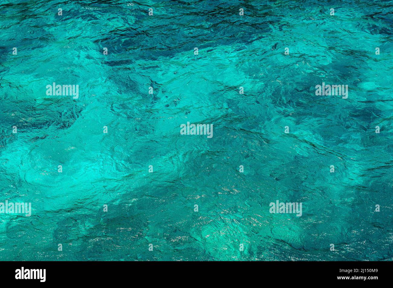 Foto zeigt Textur des Ozeans. Die Oberfläche des Meeres ist türkis. Ozeanwasser Muster ist hell und in verschiedenen Blautönen. Hintergrund des Meerwassers ist tr Stockfoto