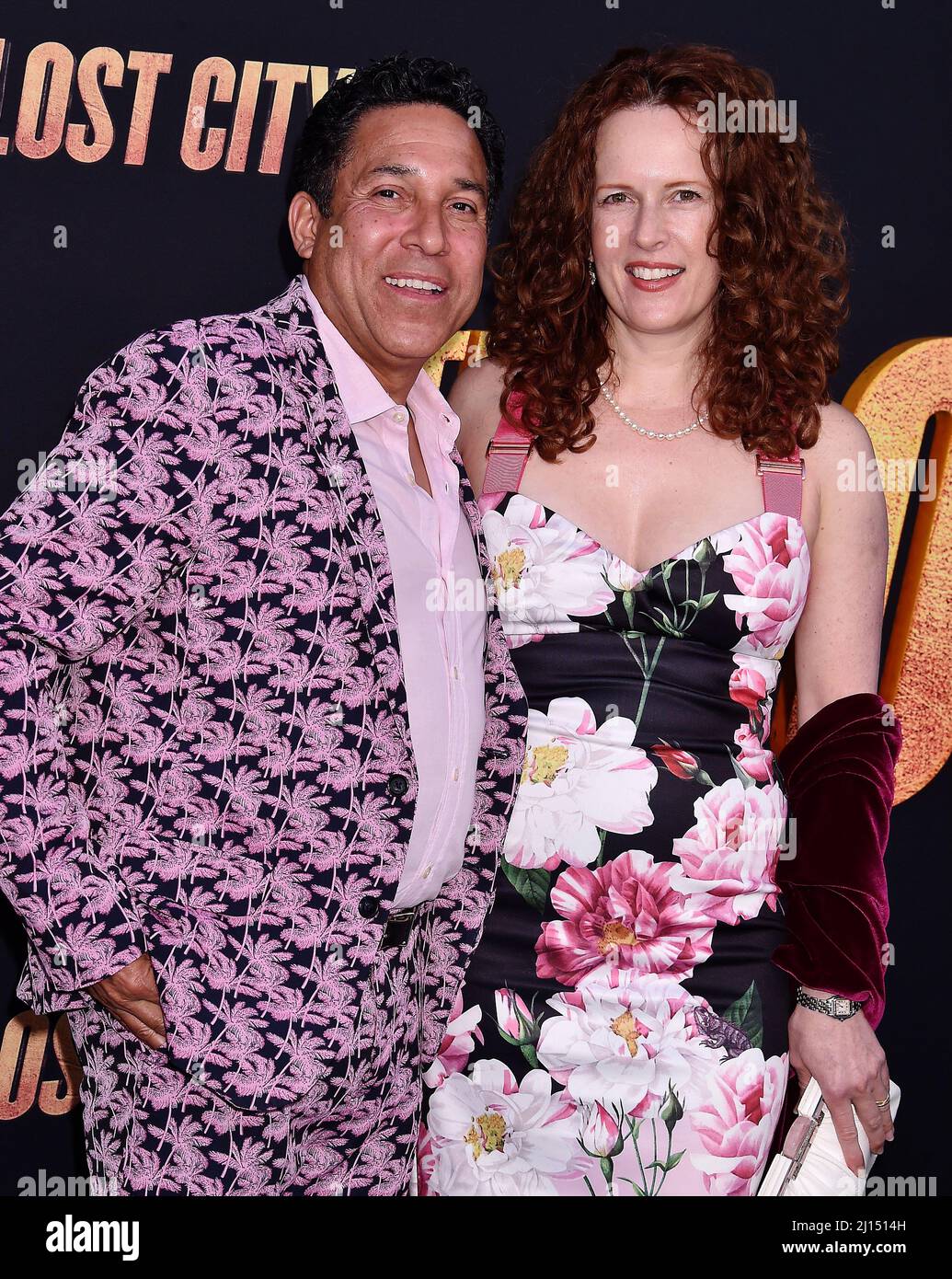 LOS ANGELES, CA - 21. MÄRZ: (L-R) Oscar Nuñez und Ursula Whittaker nehmen an der Los Angeles Premiere von Paramount Pictures' 'The Lost City' im Regency Teil Stockfoto