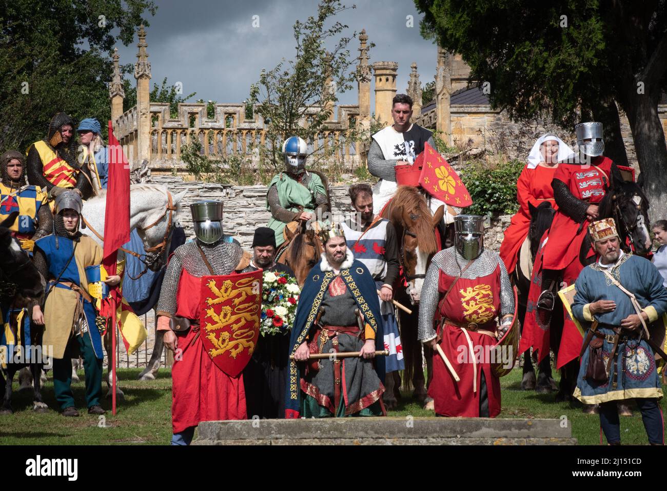 Evesham, Worcestershire, Großbritannien. 7.. August 2021. Im Bild: Reenaktoren zollen ihren Respekt, wenn ein Kranz auf Simon de Montfords Gedenkstein in A gelegt wird Stockfoto