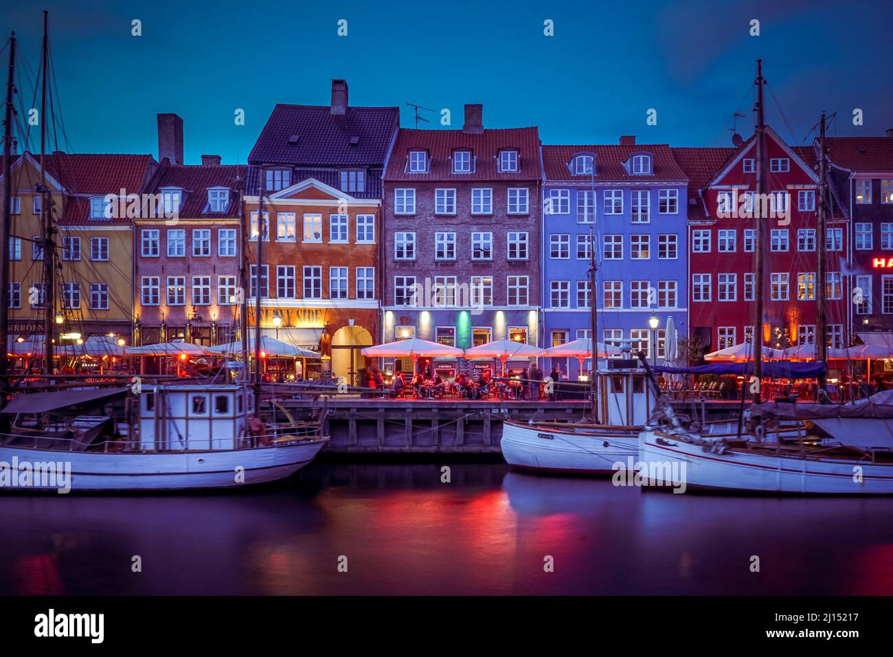 Eine wunderschöne, farbenfrohe Nachtaufnahme der Straßen von Kopenhagen Stockfoto