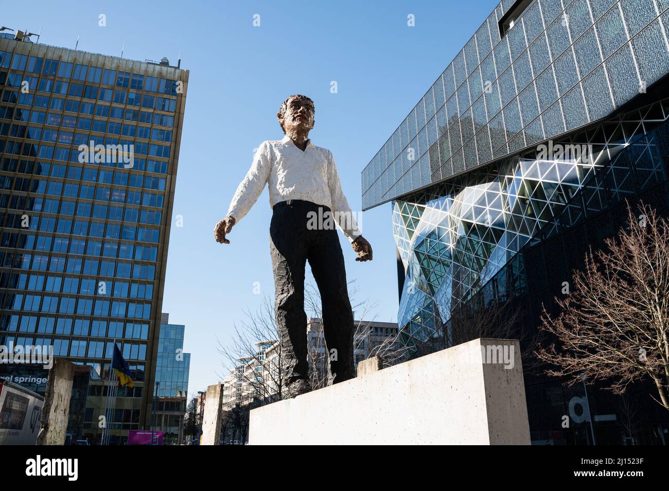 12.03.2022, Berlin, Deutschland, Europa - Skulptur 'Balanceakt', Werk des deutschen Bildhauers Stephan Balkenhol im Axel Springer Gebäude. Stockfoto