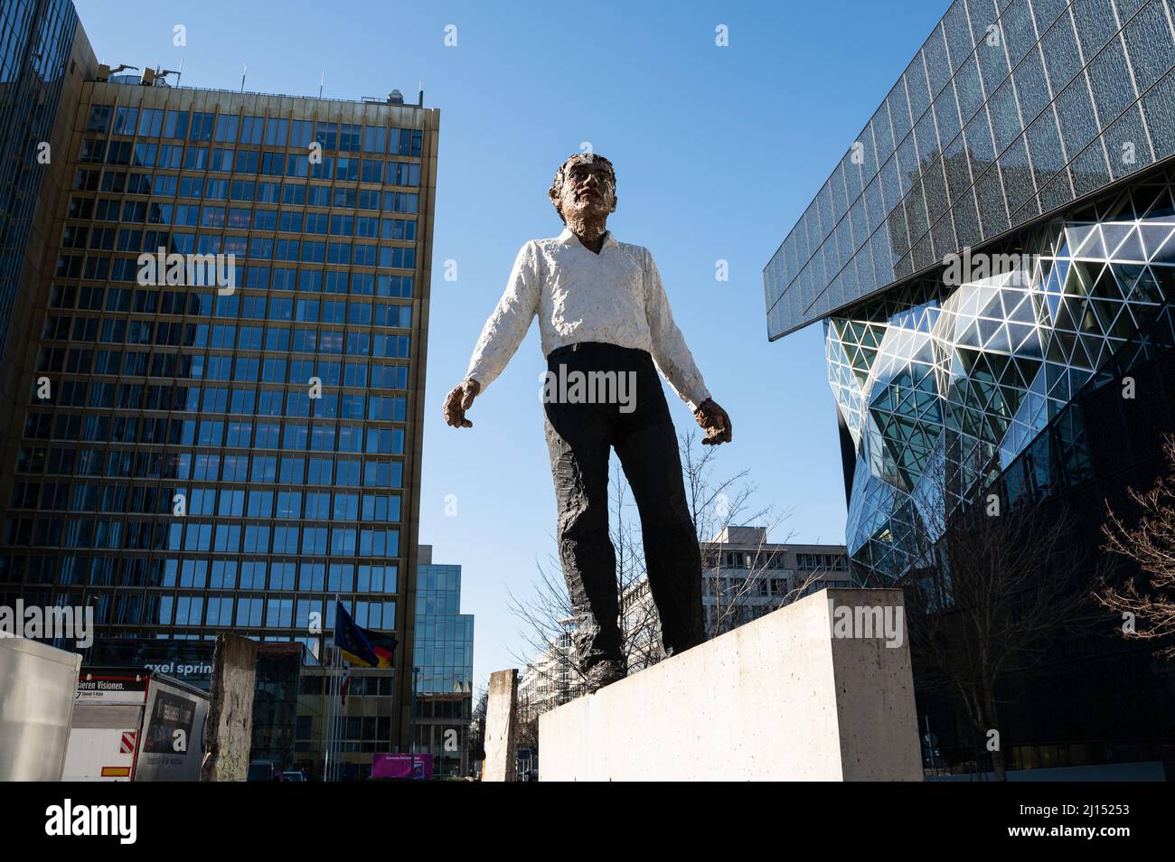 12.03.2022, Berlin, Deutschland, Europa - Skulptur 'Balanceakt', Werk des deutschen Bildhauers Stephan Balkenhol im Axel Springer Gebäude. Stockfoto