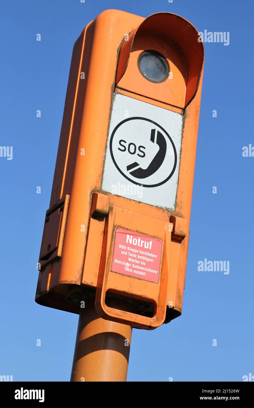 Notruftelefon am Straßenrand an der deutschen Autobahn Stockfoto