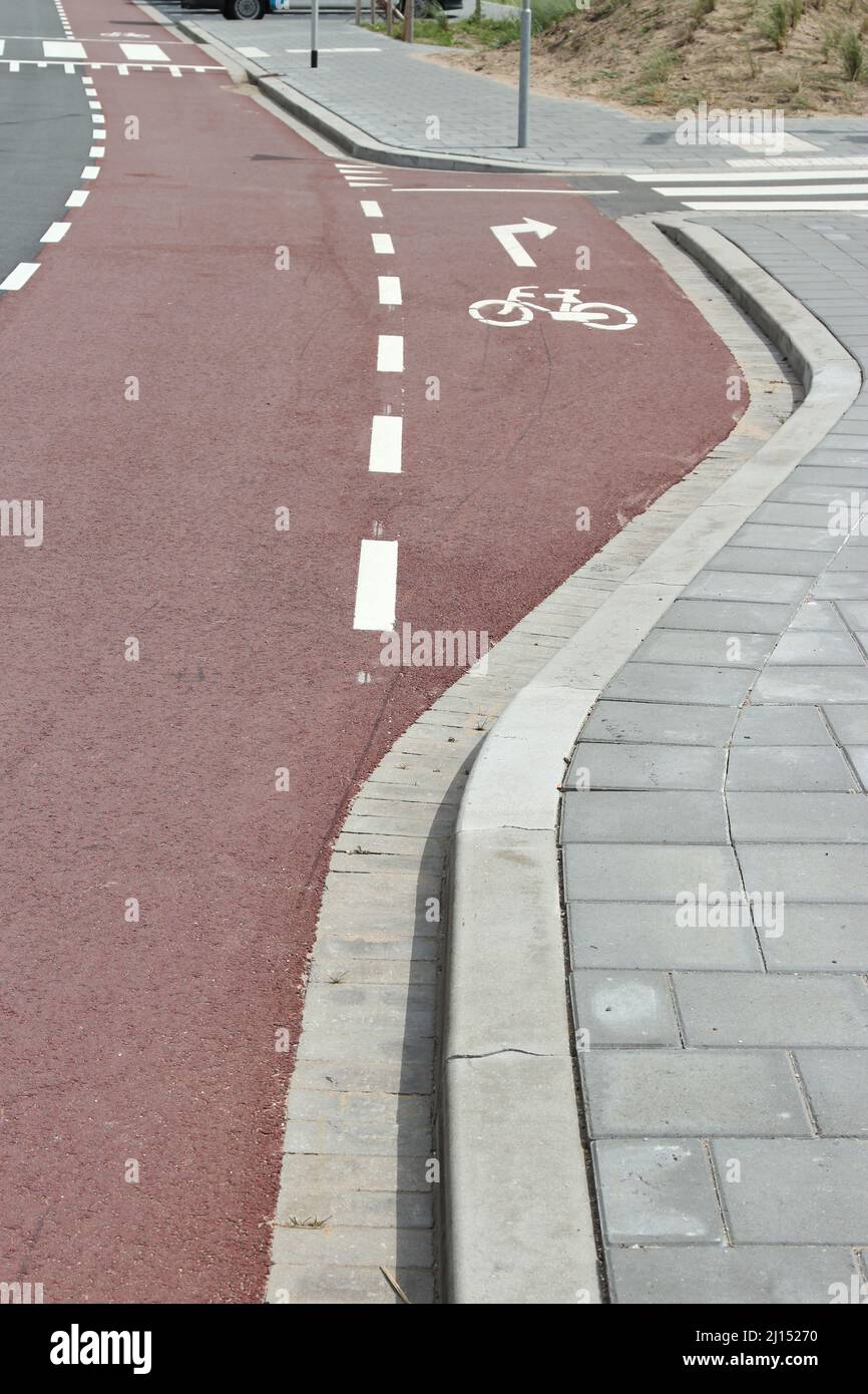 Rot gefärbte Radweg in den Niederlanden Stockfoto