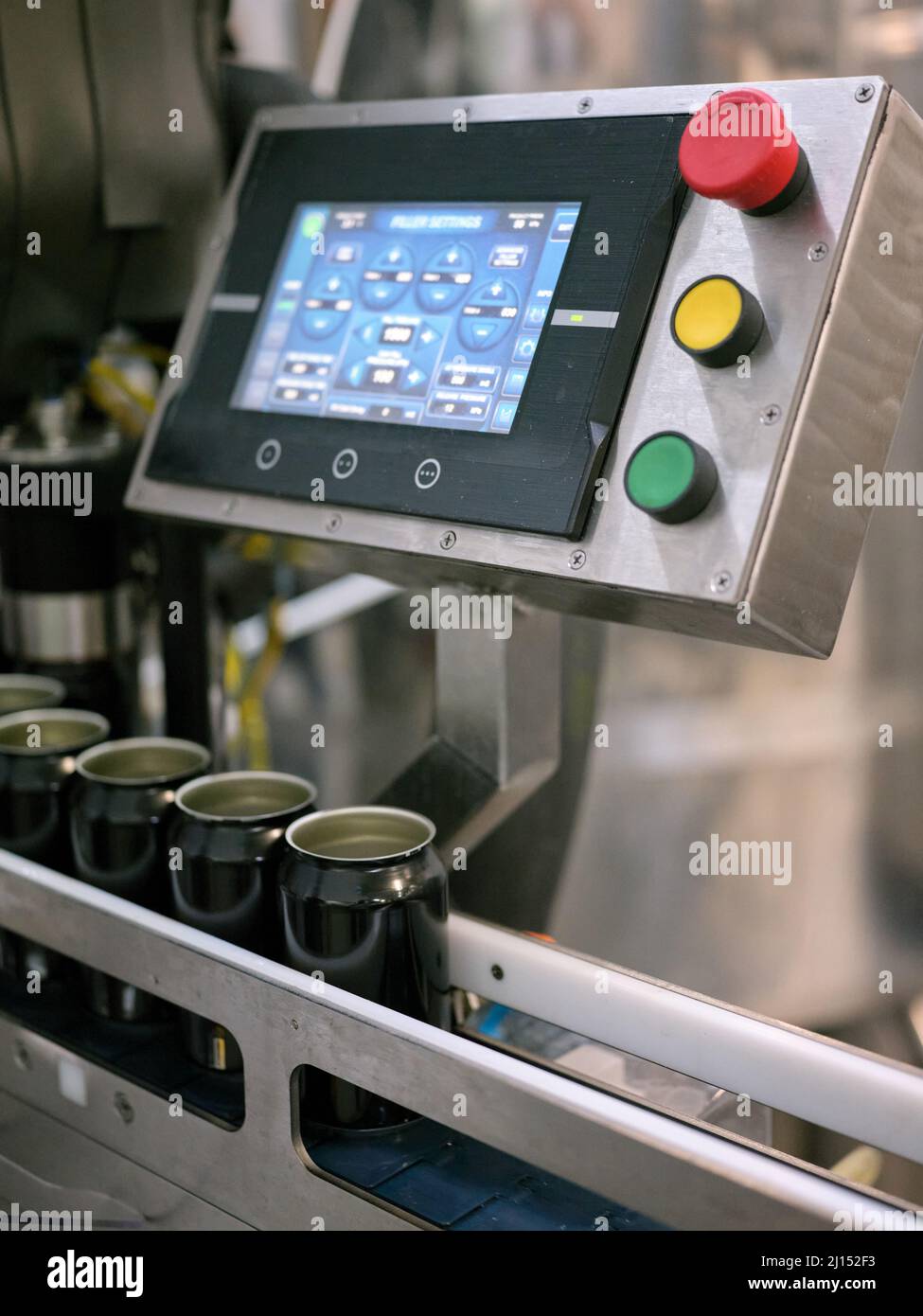 Anzeige einer elektronischen Maschine in einer Craft-Beer-Konservenfabrik Stockfoto