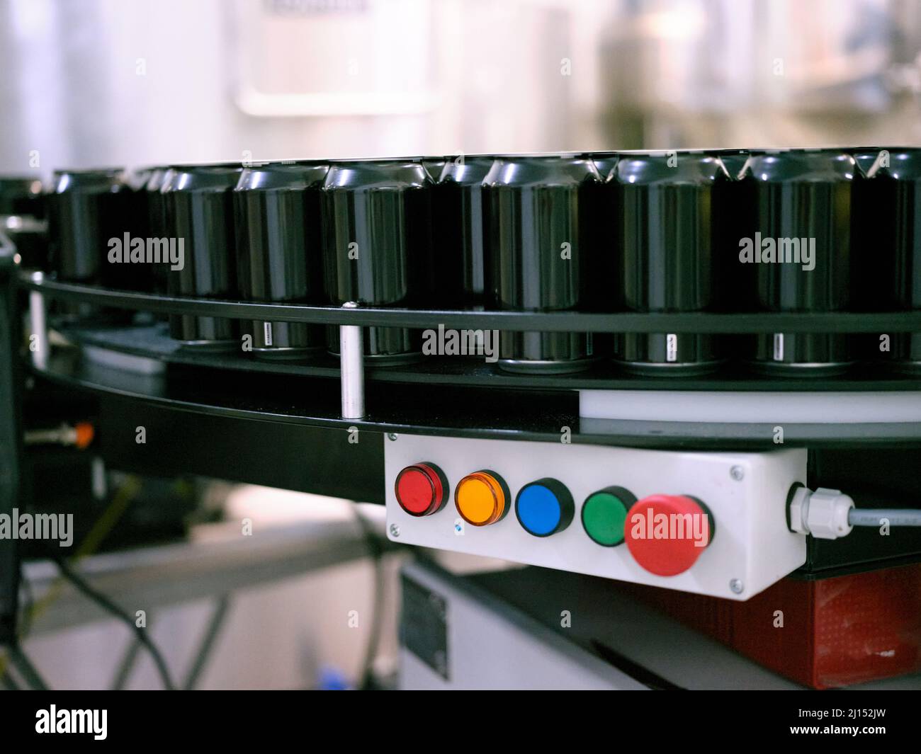 Dosen Bier auf einer Plattform einer Maschine in einer handwerklichen Brauerei Stockfoto
