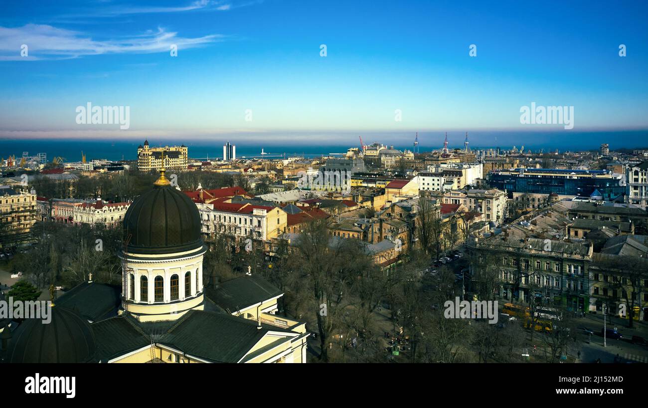 Drohnenpanorama das Stadtzentrum mit der orthodoxen Kathedrale in Odessa, Ukraine. Winter und natürliche light. Stockfoto