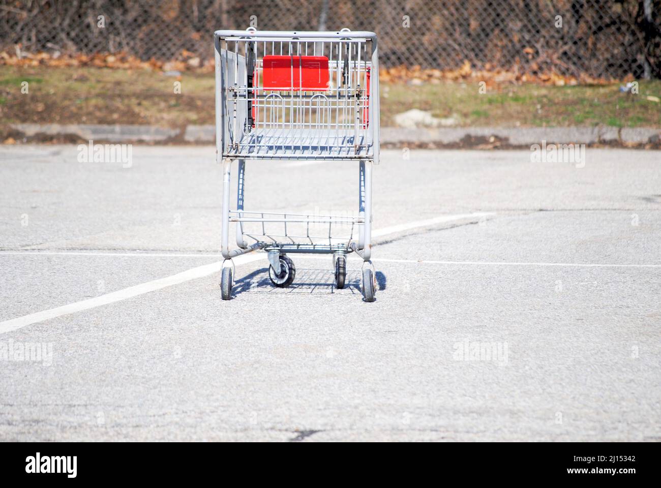 Ein alter rostiger verlassene Metalleinkaufswagen wurde draußen auf dem Parkplatz gelassen Stockfoto