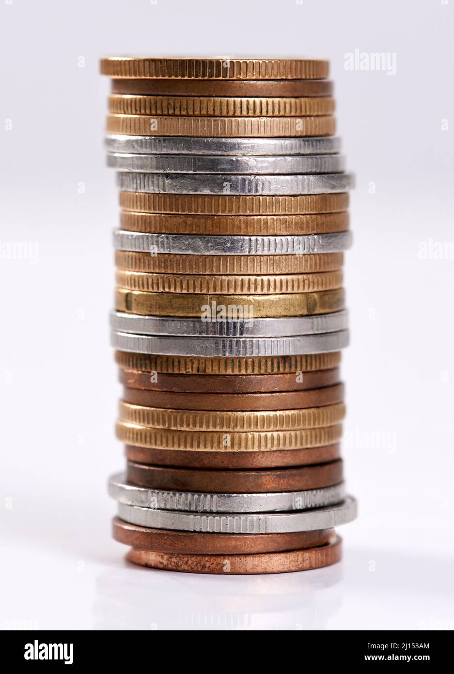 Jeder kleine Teil hilft. Studioaufnahme eines Münzstapels auf weißem Hintergrund. Stockfoto