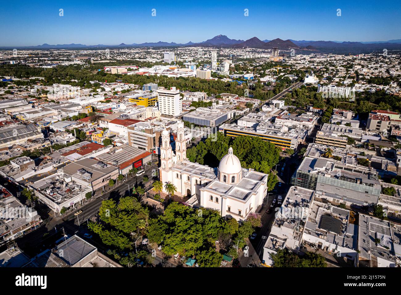 Luftaufnahme der Kathedrale und des Geschäftsviertels von Culiacan, der Hauptstadt von Sinaloa, Mexiko. Stockfoto