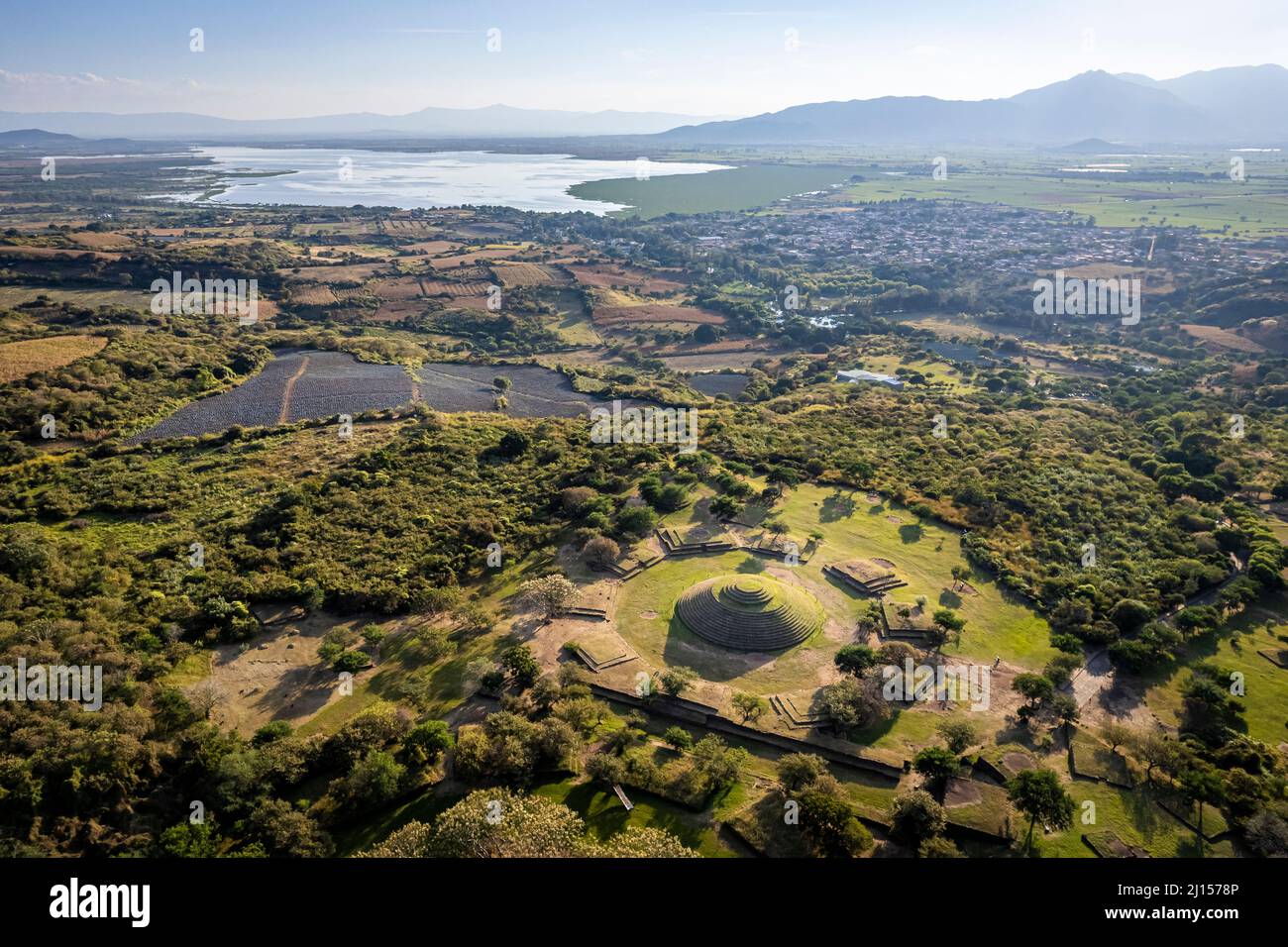 Luftaufnahme der Guachimontones, einer präkolumbianischen archäologischen Stätte in der Nähe von Teuchitlan, Jalisco, Mexiko. Stockfoto