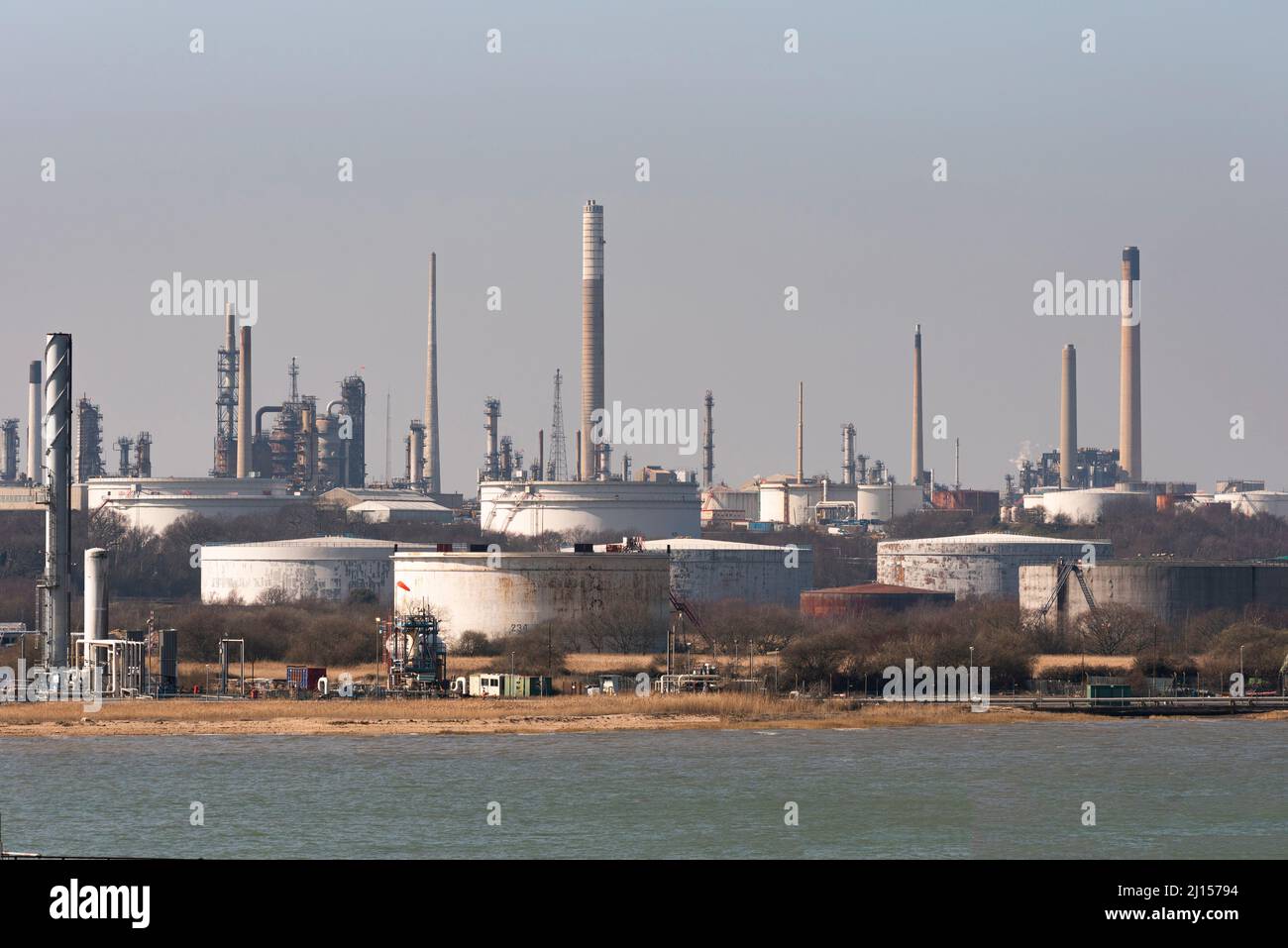 Fawley, Southampton, Großbritannien. 2022. Lagertanks und Kamine in der Fawley Raffinerie auf Southampton Water, England, Vereinigtes Königreich. Stockfoto