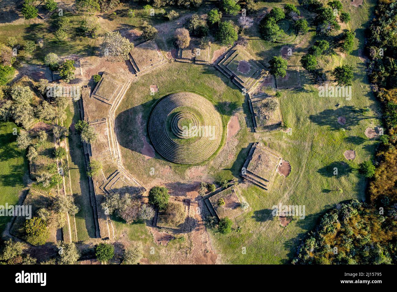 Luftaufnahme der Guachimontones, einer präkolumbianischen archäologischen Stätte in der Nähe von Teuchitlan, Jalisco, Mexiko. Stockfoto