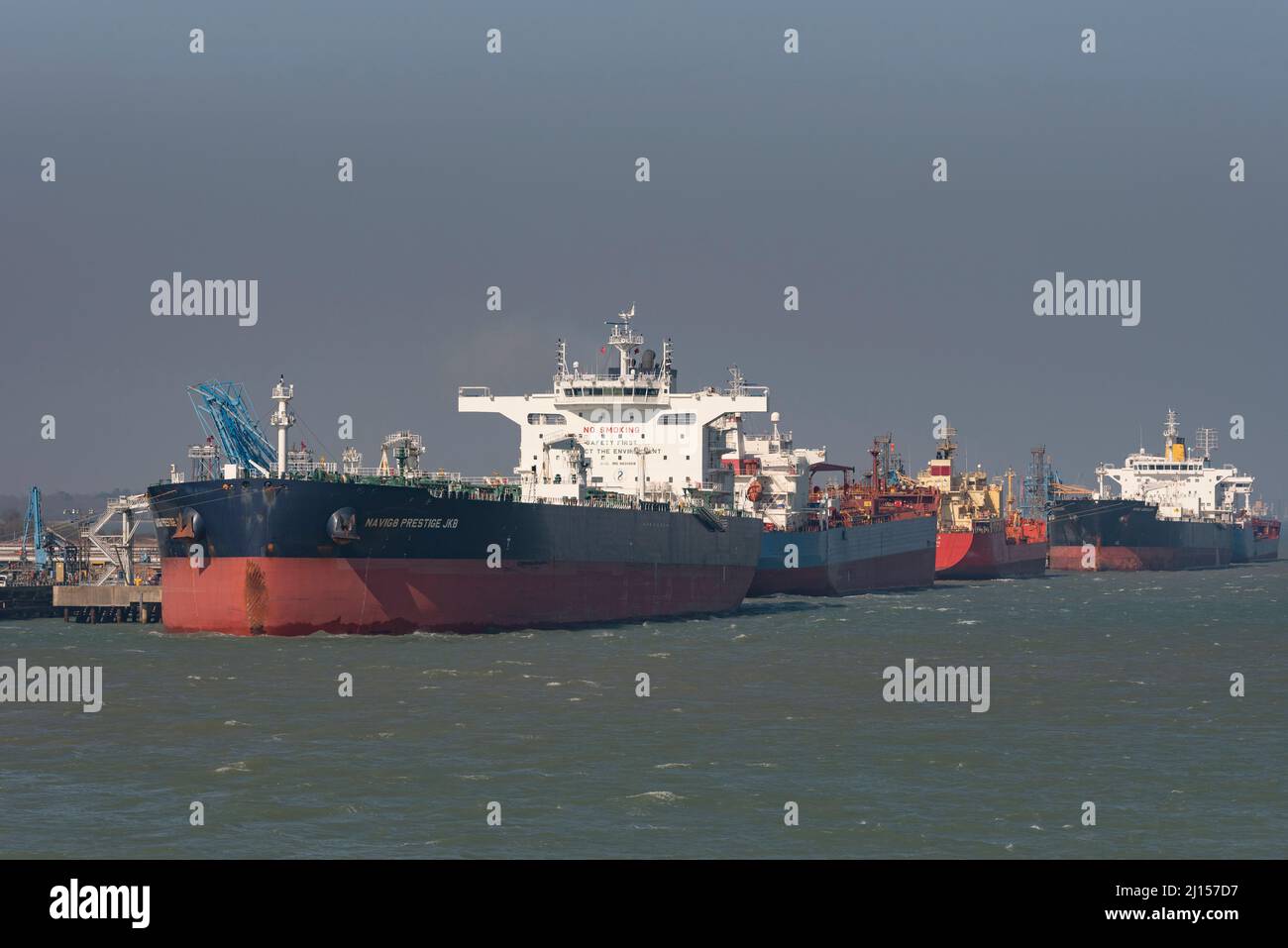 Fawley Refinery, Southampton, England, Großbritannien. 2022. Bulk-Öltanker Schiff entladen Fracht neben Fawley Raffinerie auf Southampton Wasser. Stockfoto