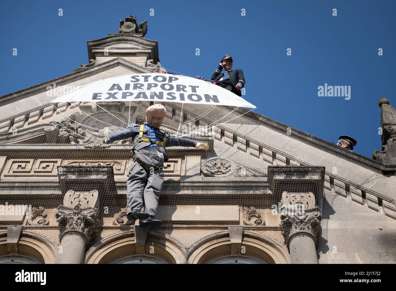 Weston-super-Mare, North Somerset, Großbritannien. 20.. Juli 2021. Im Bild: Aktivisten in Pilotenkostümen erklimmen den Gipfel des Weston-super-Mare Town Hall und der unf Stockfoto