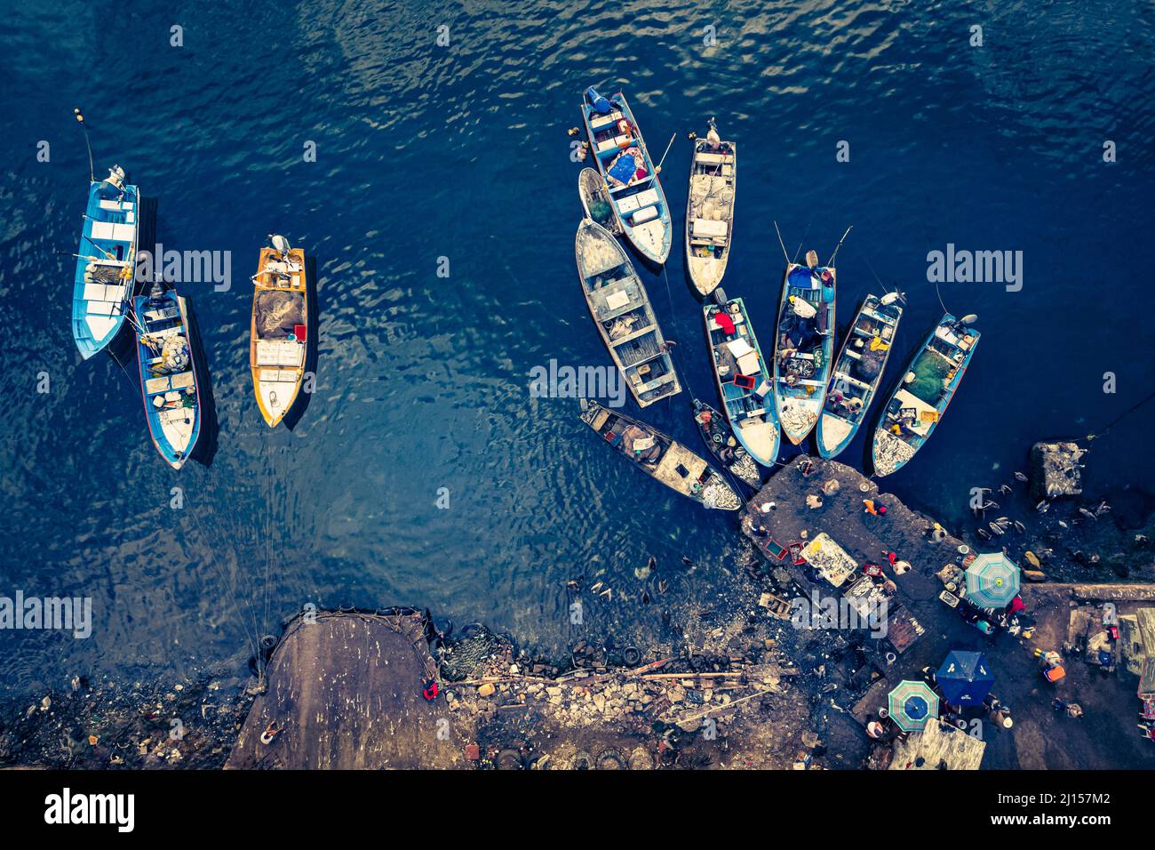 Luftaufnahme von Booten und einem Fischmarkt in Mazatlan, Sinaloa, Mexiko. Stockfoto