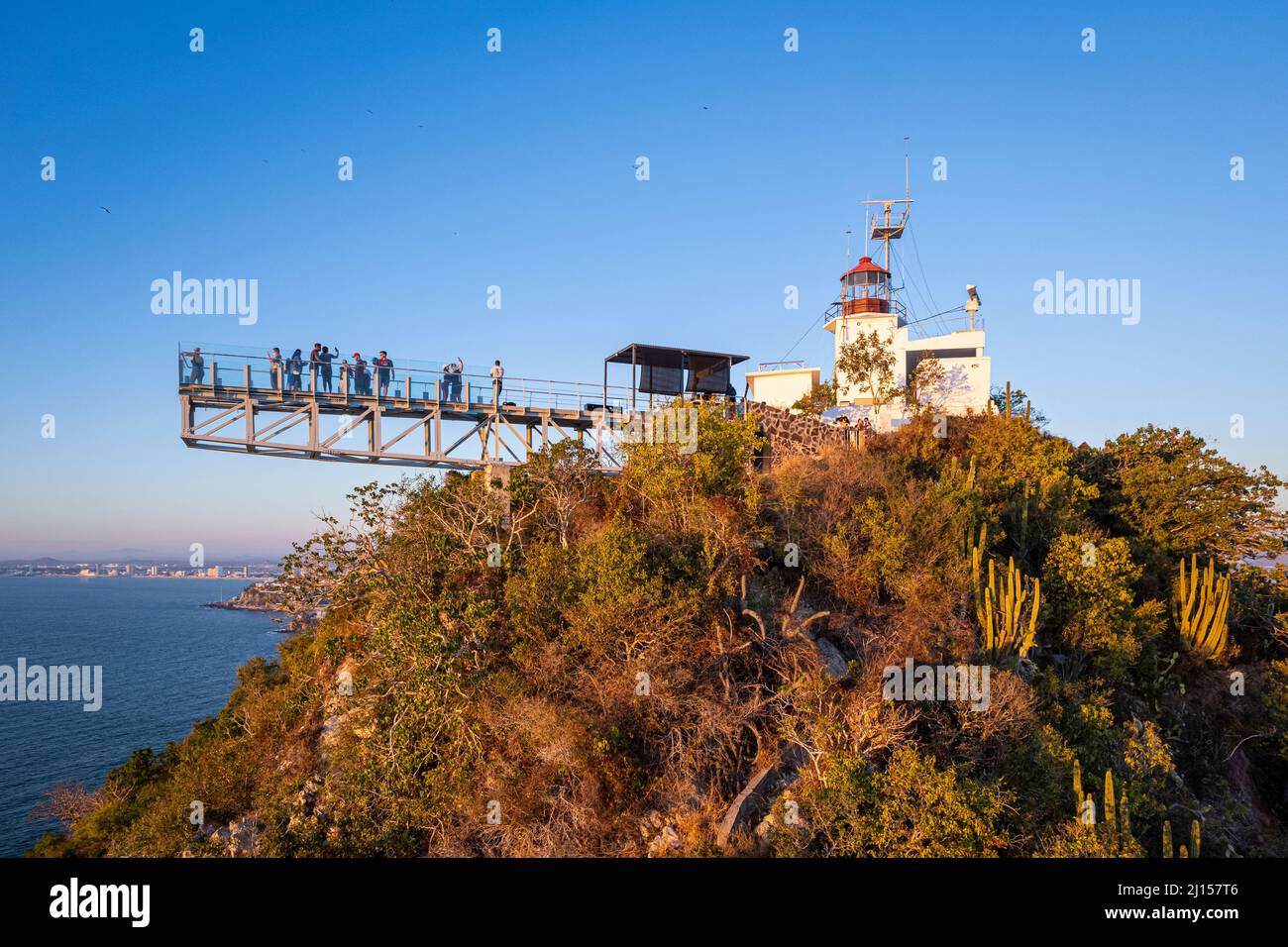 Leuchtturm und Skywalk im pazifischen Ferienort Mazatlan, Sinaloa, Mexiko. Stockfoto