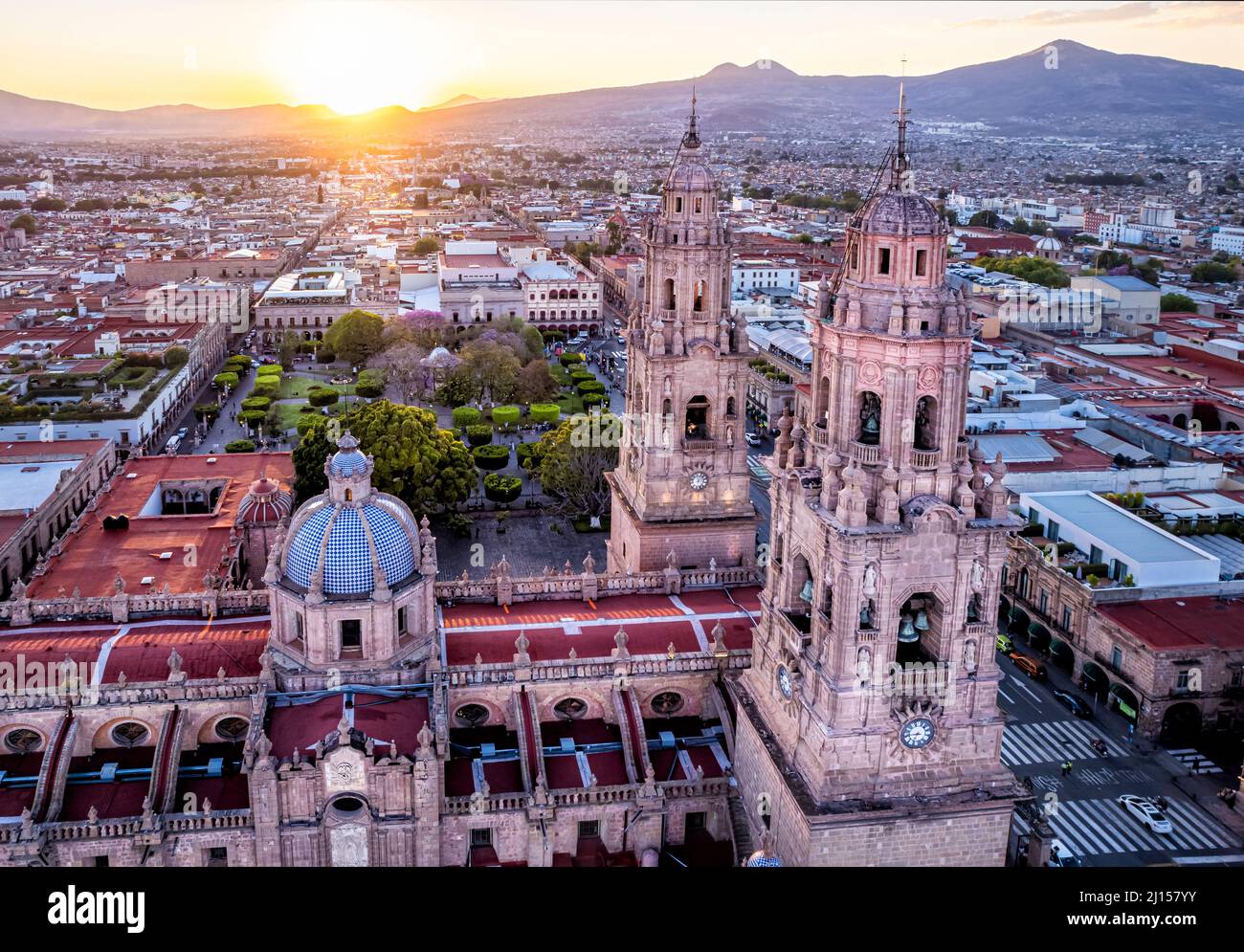 Luftaufnahme der Kathedrale von Morelia bei Sonnenuntergang, Michoacan, Mexiko. Stockfoto