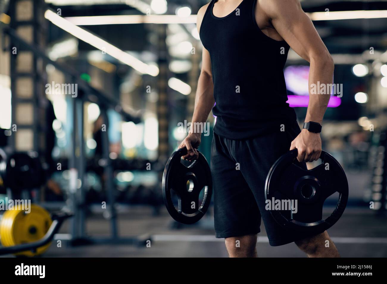 Portrait Eines Muskulösen Mannes Beim Heben Von Langhantelscheiben Während Des Trainings Im Fitnessstudio Stockfoto