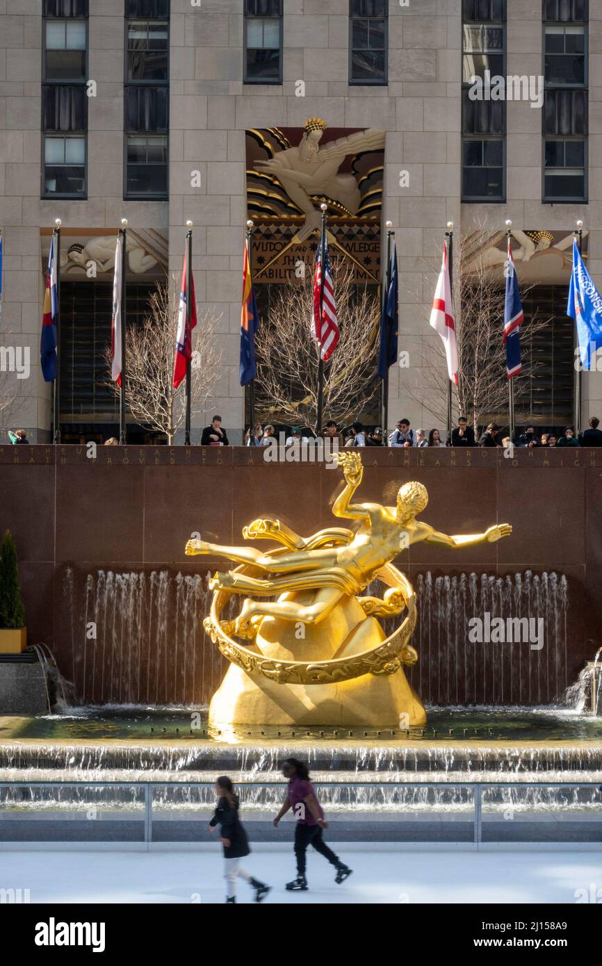 Die ikonische Statue des Prometheus befindet sich im Rockefeller Center ...