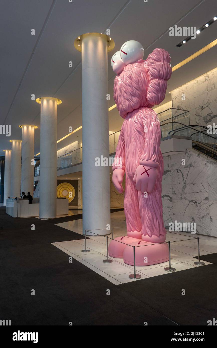 BFF ist eine Skulptur von KAWS in der Lobby der 280 Park Avenue, New York City, USA 2022 Stockfoto