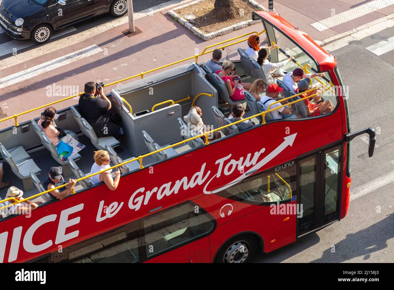 Nizza, Frankreich - 13. August 2018: Touristen haben eine Stadtrundfahrt auf rotem Doppeldeckebus Stockfoto