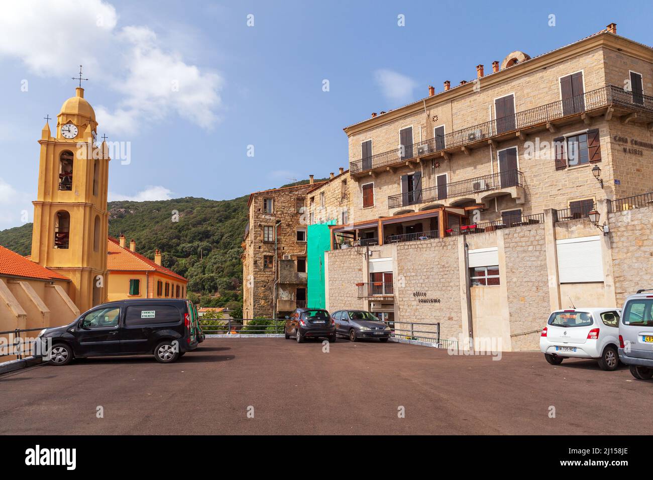 Olmeto, Frankreich - August 25,2018: Straßenansicht mit Autos, die in der Nähe der Kirche Santa Maria Assunta von Olmeto, Departement Corse-du-Sud von Frankreich auf der i geparkt sind Stockfoto