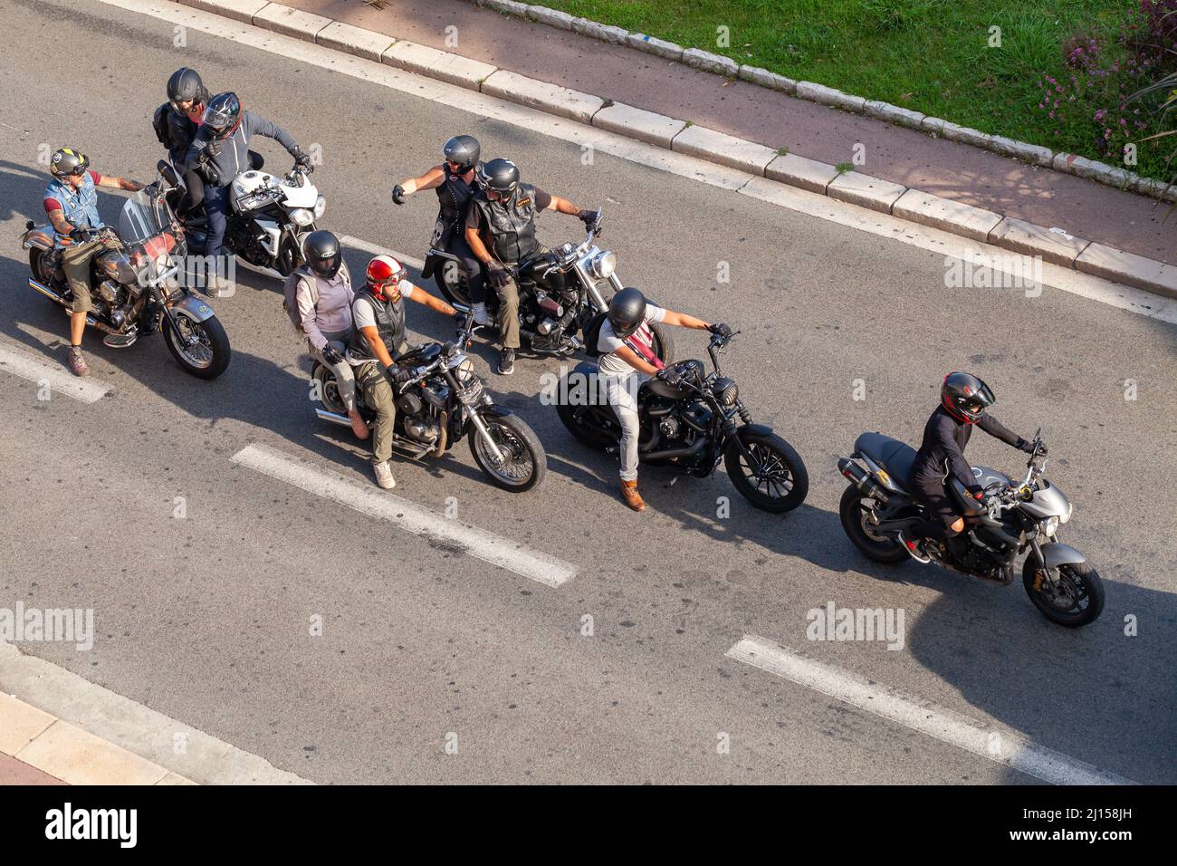 Nizza, Frankreich - 13. August 2018: Eine Gruppe von Bikern ist an einem sonnigen Tag unterwegs Stockfoto