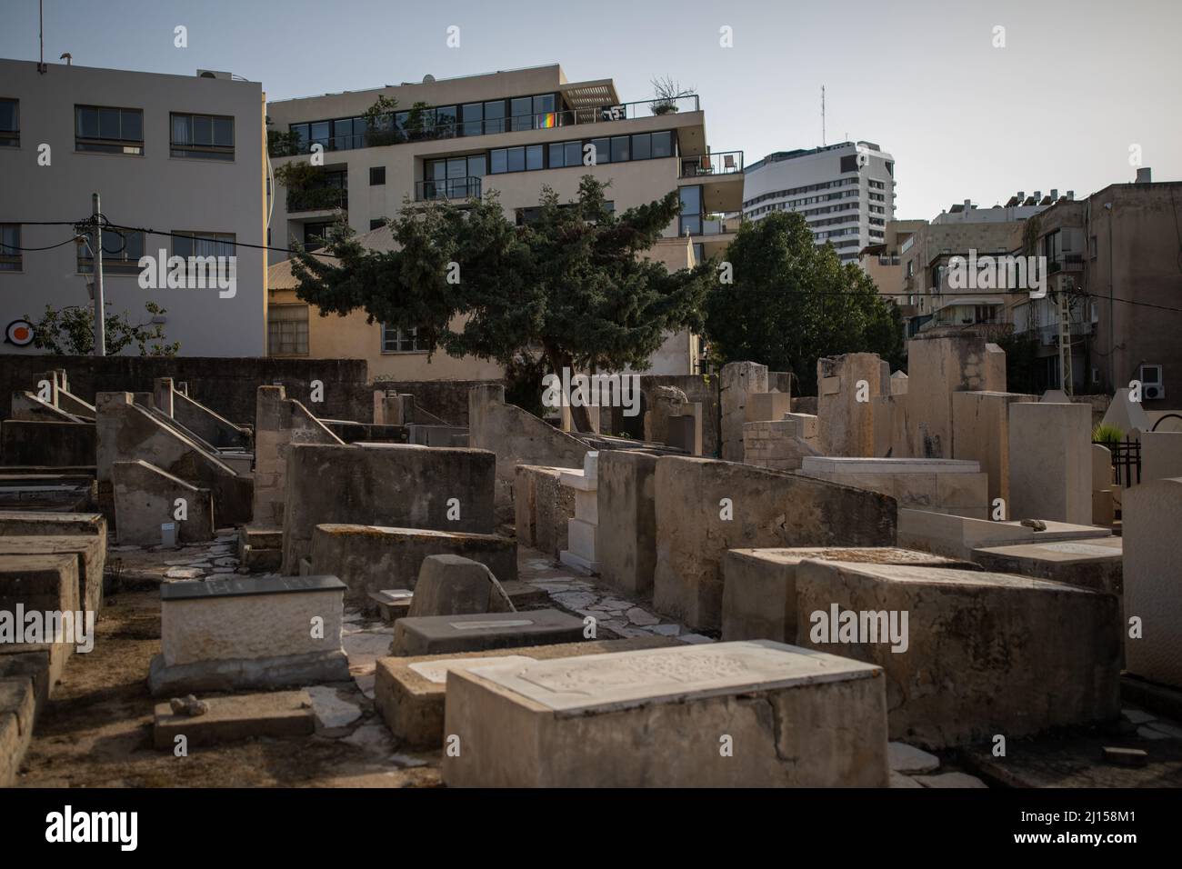Der historische Trumpeldor-Friedhof in Tel Aviv, auch bekannt als „Alter Friedhof“, enthält Gräber von Israels großen Dichtern, Politikern und Künstlern. Stockfoto