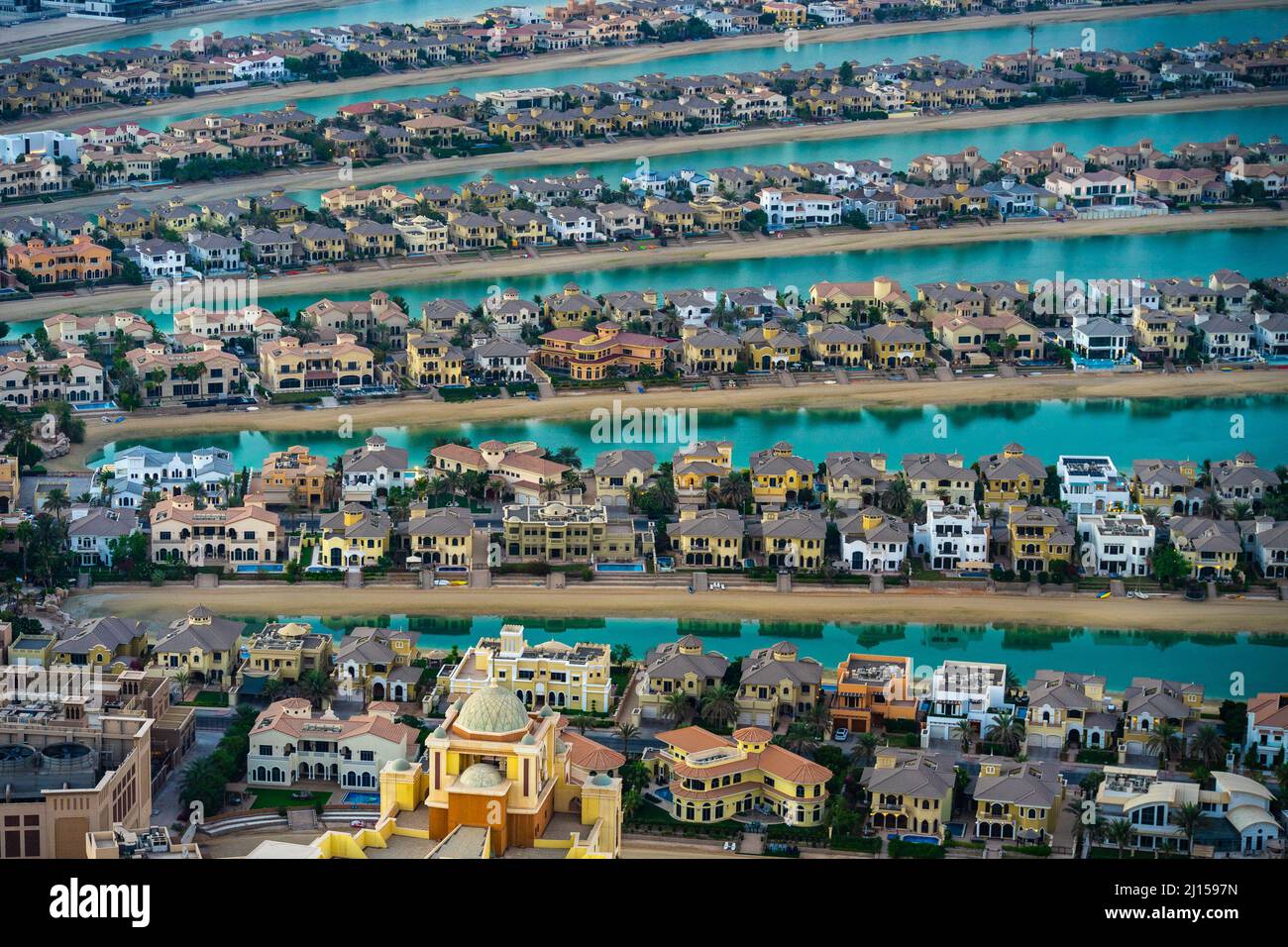 Dubai, VAE – 05 2021. Dez.: Luftaufnahme der teuren Luxushäuser von Dubai Palm Jumeirah Stockfoto