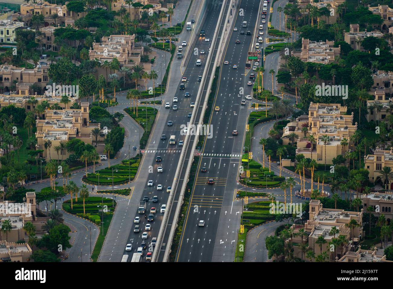 Dubai, VAE - Dez 05 2021: Luftaufnahme der Hauptstraße von Dubai Palm mit Luxushäusern auf der Seite Stockfoto