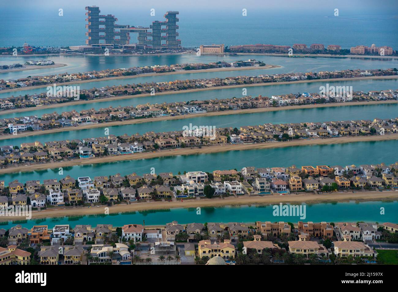 Dubai, VAE - 05 2021. Dez.: Luftaufnahme der Häuser von Palm Jumeirah mit dem einzigartigen Royal Atlantis Hotel im Hintergrund Stockfoto