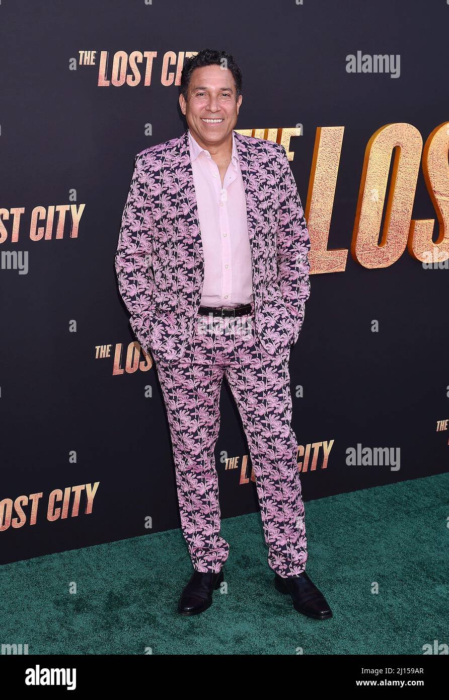 Los Angeles, Ca. 21. März 2022. Oscar Nunez nimmt an der Los Angeles Premiere von Paramount Picturs' 'The Lost City' im Regency Village Theatre am 21. März 2022 in Los Angeles, Kalifornien, Teil. Kredit: Jeffrey Mayer/Jtm Fotos/Media Punch/Alamy Live News Stockfoto