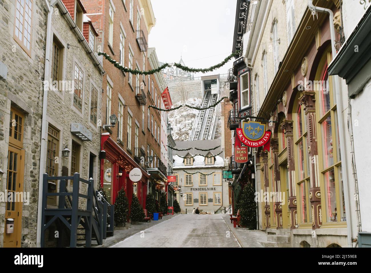 Blick auf den Funiculaire du Vieux-Québec in Quebec City, Kanada, im Dezember 2021. Die Stadt ist für die jährliche Weihnachtsfeier geschmückt Stockfoto Blick auf den Funiculaire du Vieux-Québec in Quebec City, Kanada, im Dezember 2021. Die Stadt ist für die jährliche Weihnachtsfeier geschmückt Stockfoto