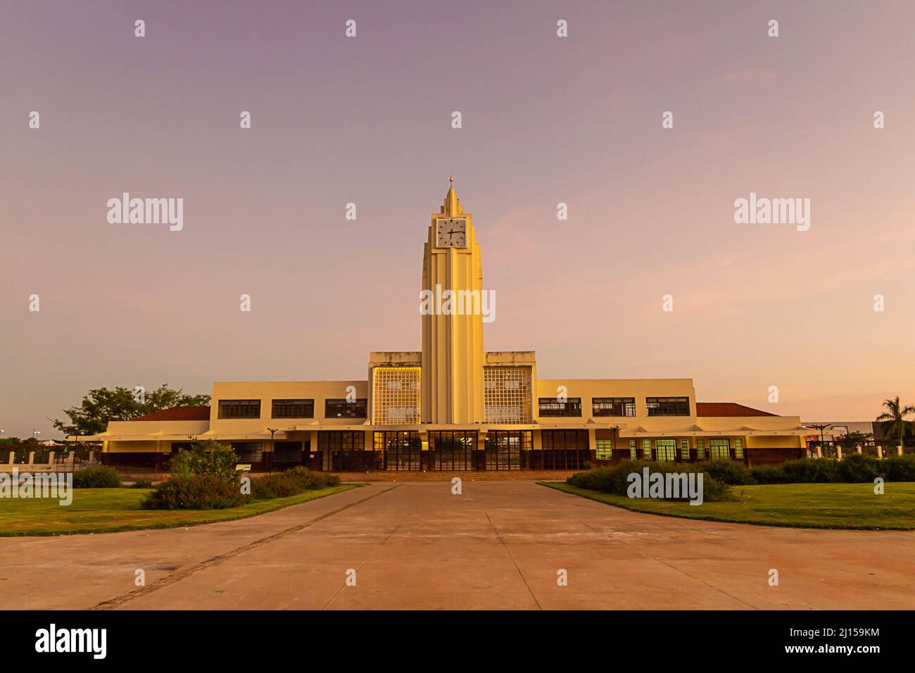 Goiânia, Goias, Brasilien – 22. März 2022: Detail des alten Bahnhofs Goiânia (aktuelles frei Confaloni Museum). Konstruktion im Art-Deco-Stil. Stockfoto