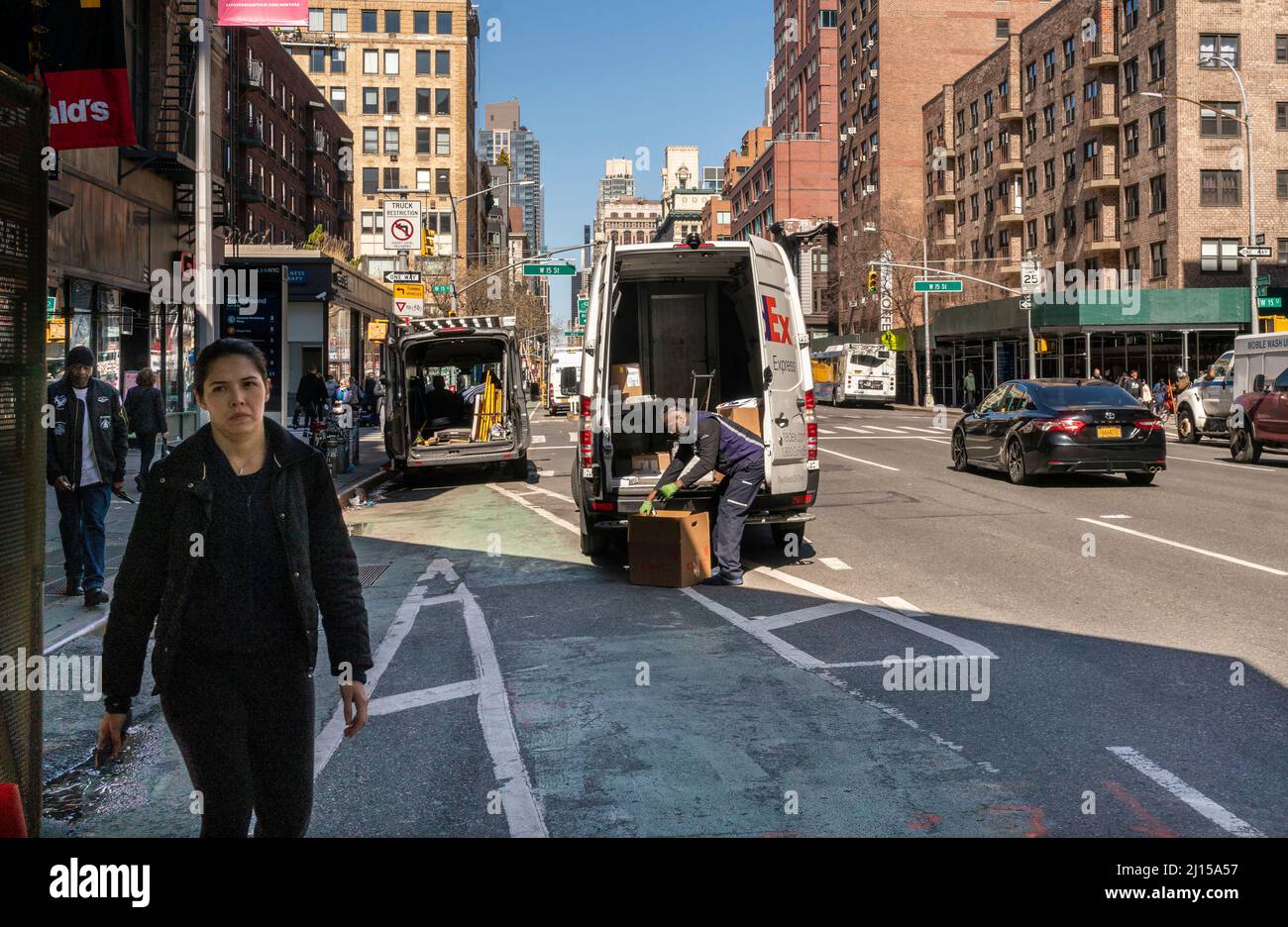 FedEx-Mitarbeiter sortiert am Montag, den 21. März 2022, Pakete in Chelsea in New York. (© Richard B. Levine) Stockfoto