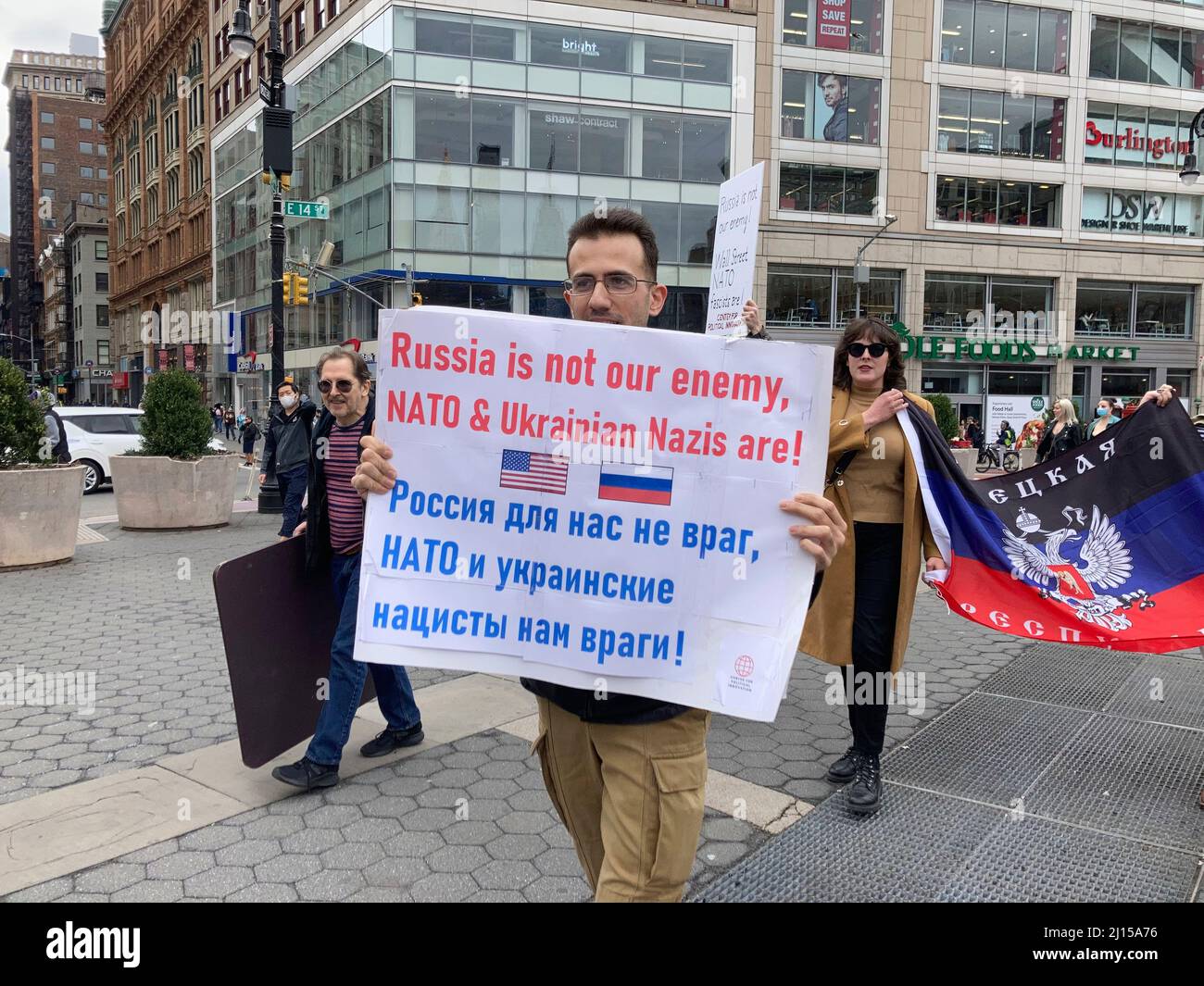 Eine kleine Gruppe pro-russischer Aktivisten marschieren am Sonntag, dem 20. März 2022, um den Union Square Park in New York herum und zeigen Unterstützung für Russland. (© Frances M. Roberts) Stockfoto