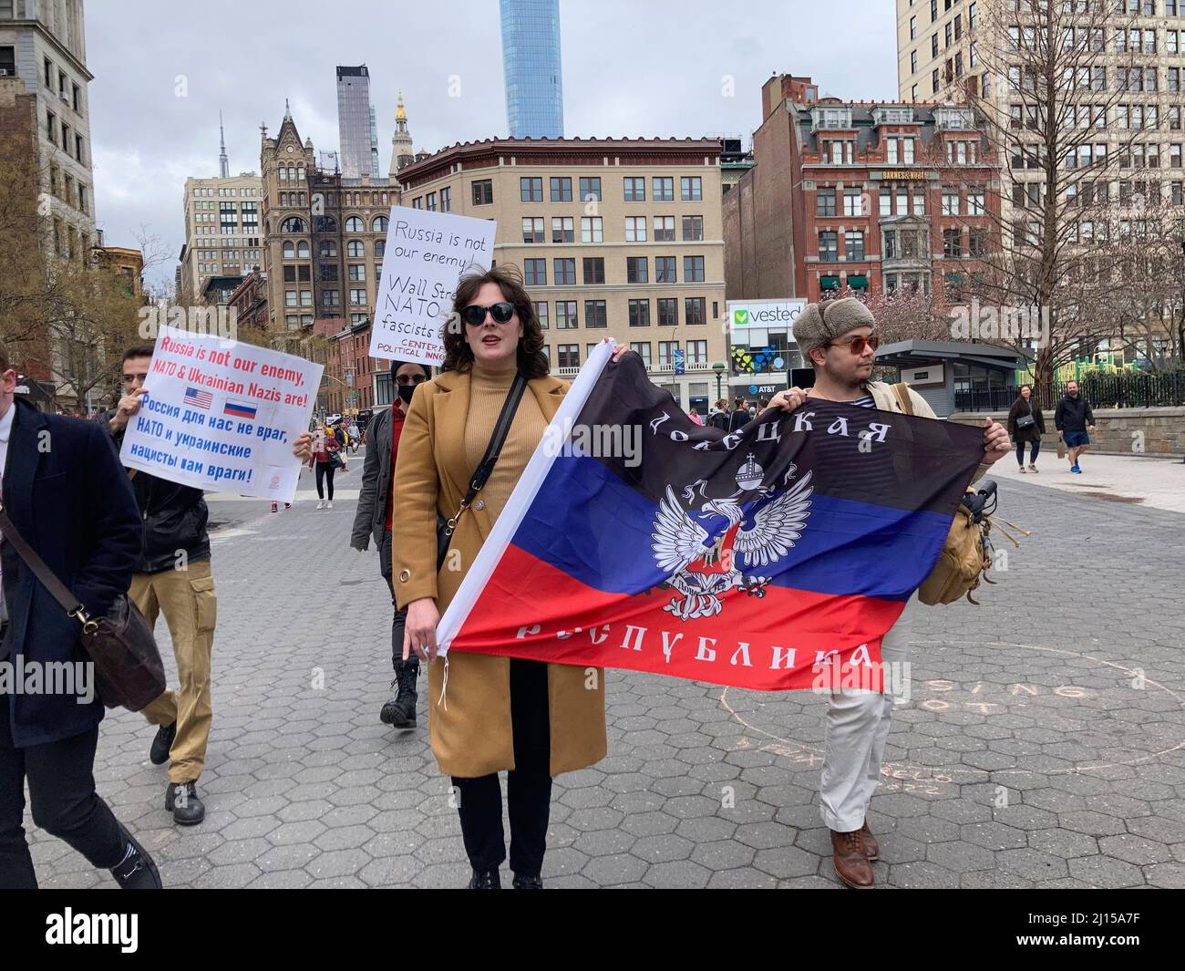 Eine kleine Gruppe pro-russischer Aktivisten marschieren am Sonntag, dem 20. März 2022, um den Union Square Park in New York herum und zeigen Unterstützung für Russland. (© Frances M. Roberts) Stockfoto