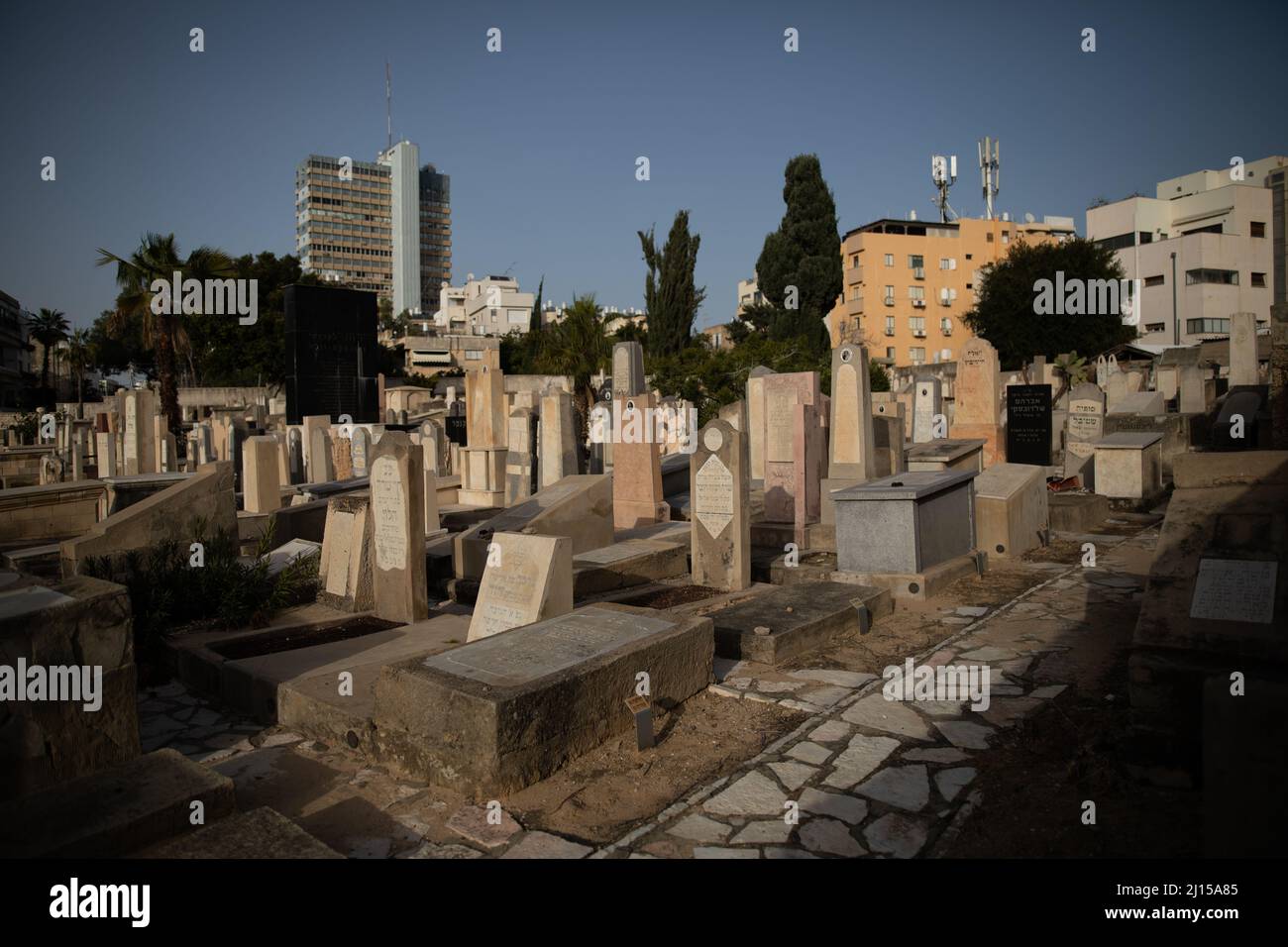 Der historische Trumpeldor-Friedhof in Tel Aviv, auch bekannt als „Alter Friedhof“, enthält Gräber von Israels großen Dichtern, Politikern und Künstlern. Stockfoto