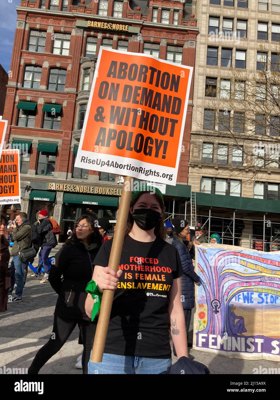 Am Dienstag, den 8. März 2022, treffen sich Frauen im Union Square Park in New York zum Internationalen Frauentag. Die Kundgebung gegen den rechtsgerichteten Angriff auf die reproduktiven Rechte forderte auf Nachfrage und ohne Entschuldigung Abtreibung. (© Frances M. Roberts) Stockfoto