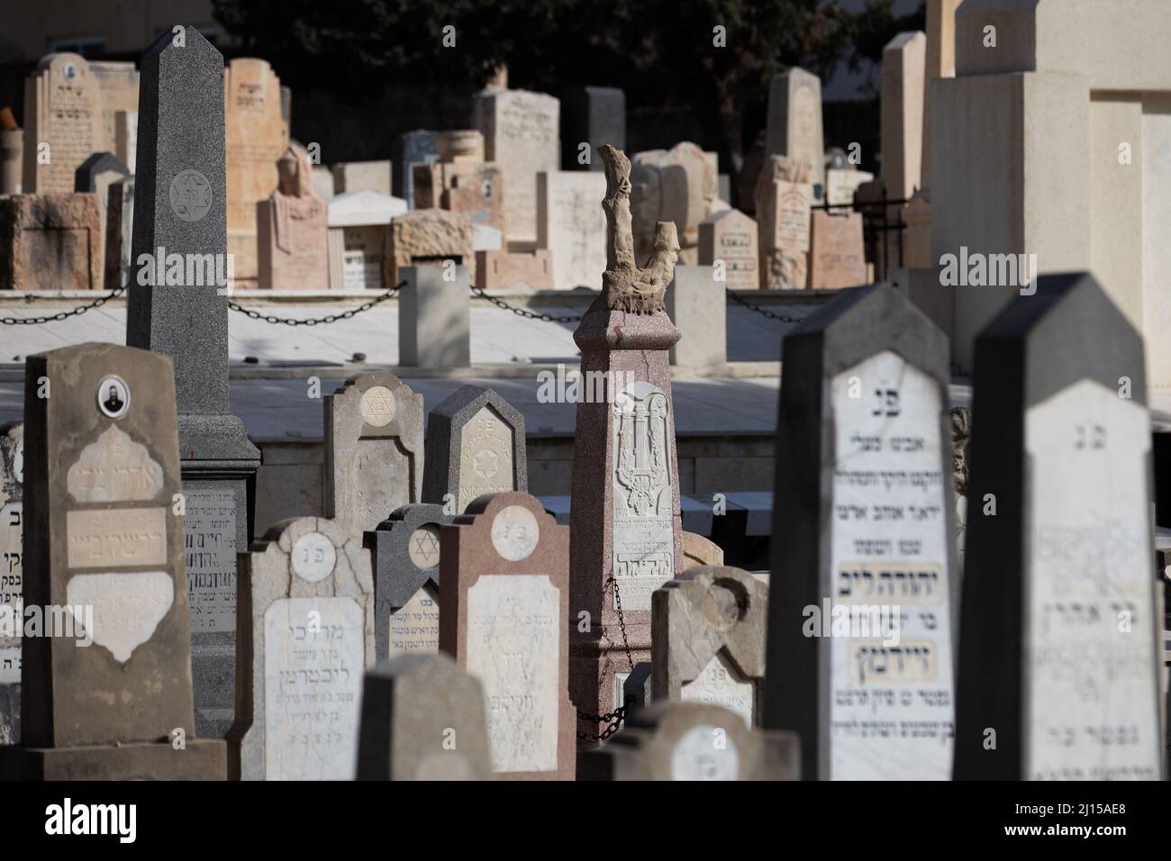Der historische Trumpeldor-Friedhof in Tel Aviv, auch bekannt als „Alter Friedhof“, enthält Gräber von Israels großen Dichtern, Politikern und Künstlern. Stockfoto