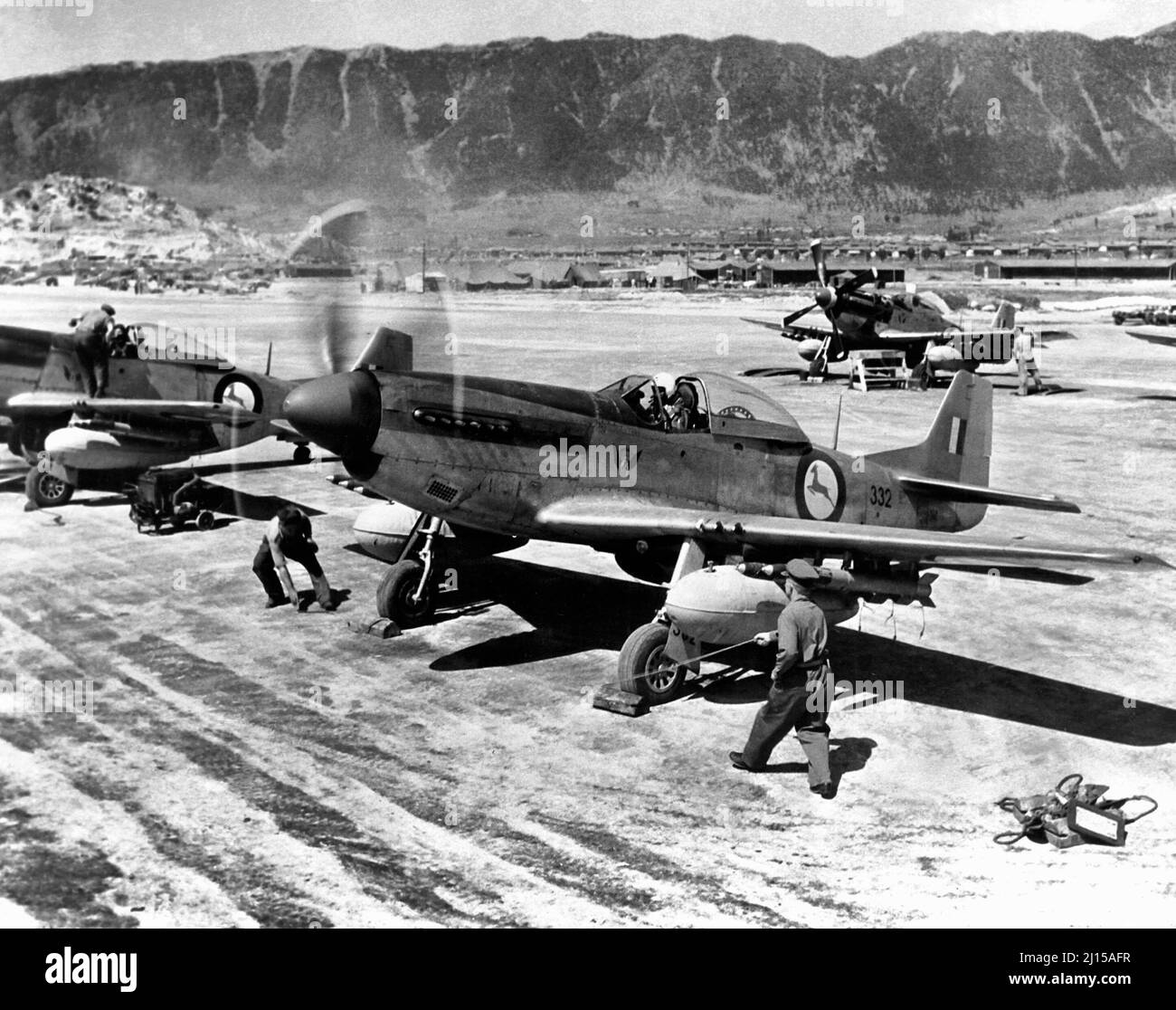 Nordamerikanische F-51D Mustang-Kämpfer der Squadron Nr. 2 der südafrikanischen Luftwaffe in Korea, am 1. Mai 1951 Stockfoto