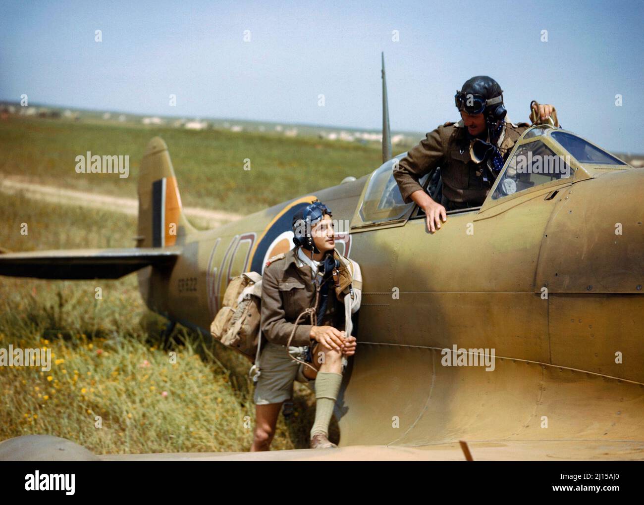 Supermarine Spitfire-Piloten der Squadron No. 40, South African Air Force, in Gabes in Tunesien, April 1943 Stockfoto